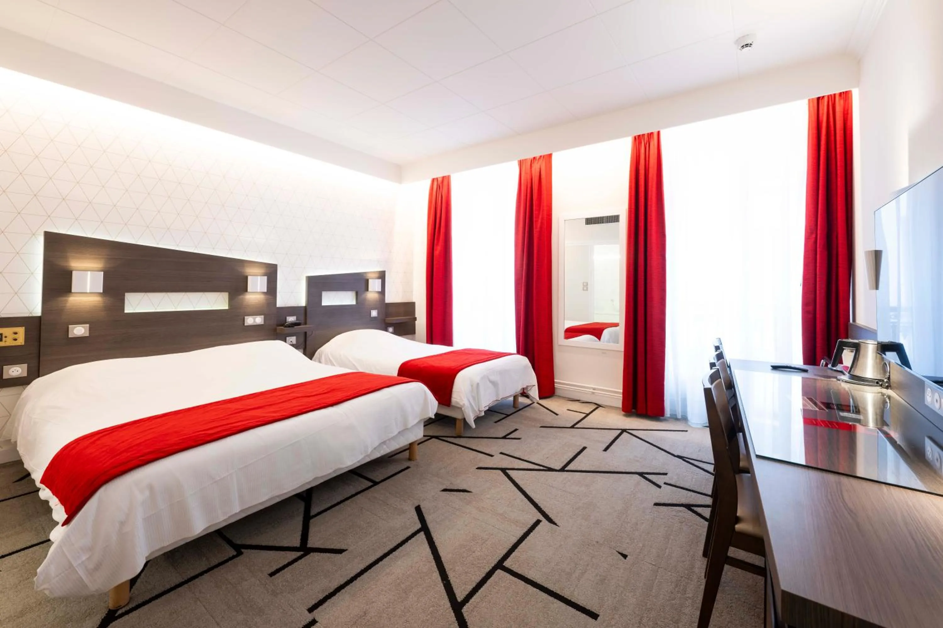 Photo of the whole room, Bed in La Résidence