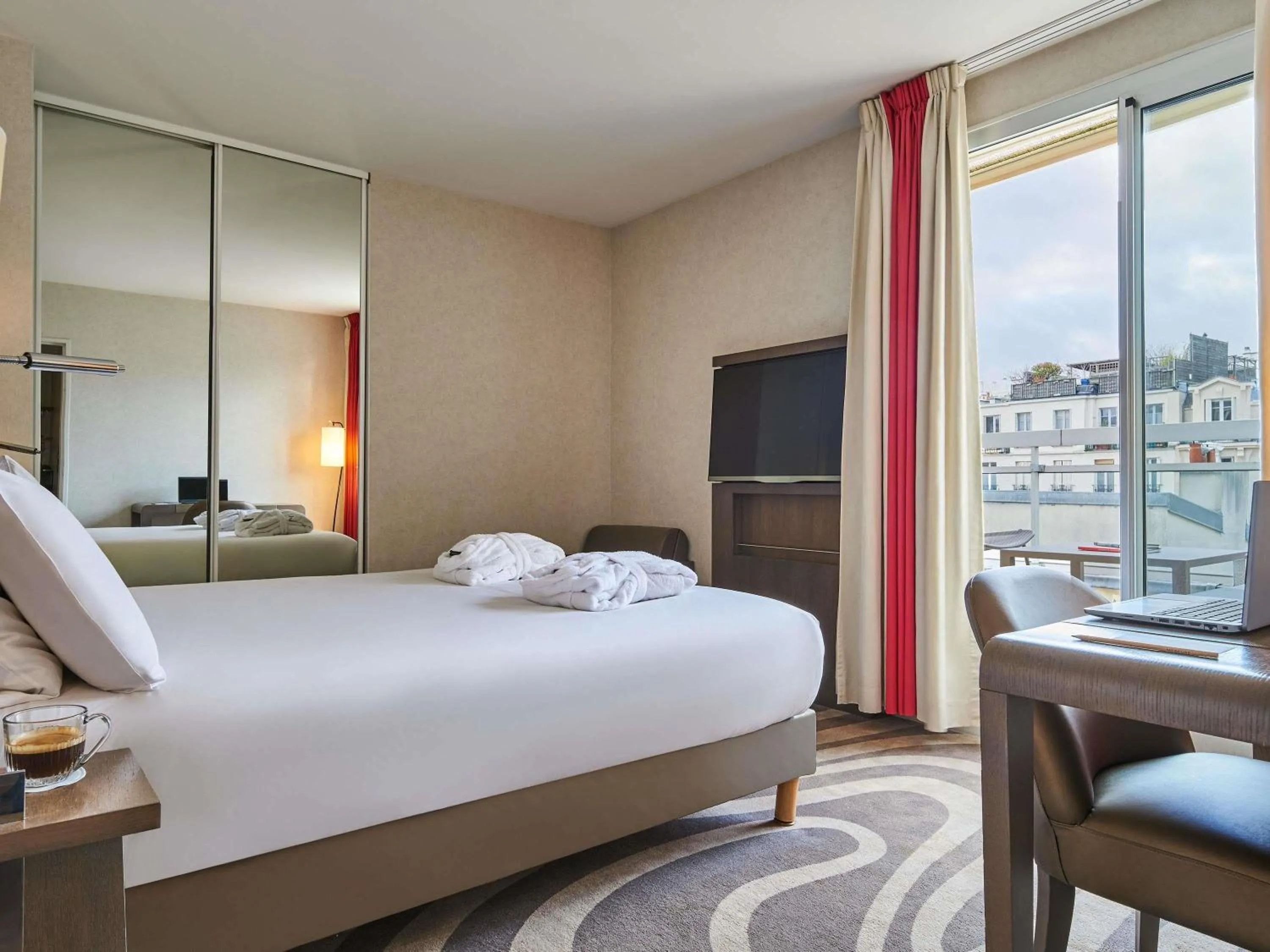 Bedroom, Bed in Mercure Tour Eiffel Grenelle