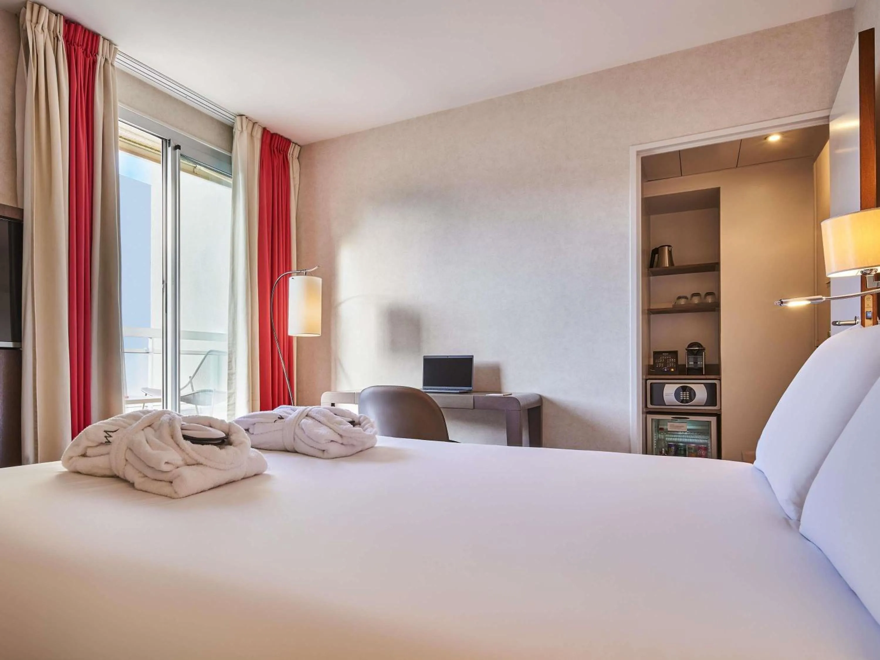 Bedroom, Bed in Mercure Tour Eiffel Grenelle