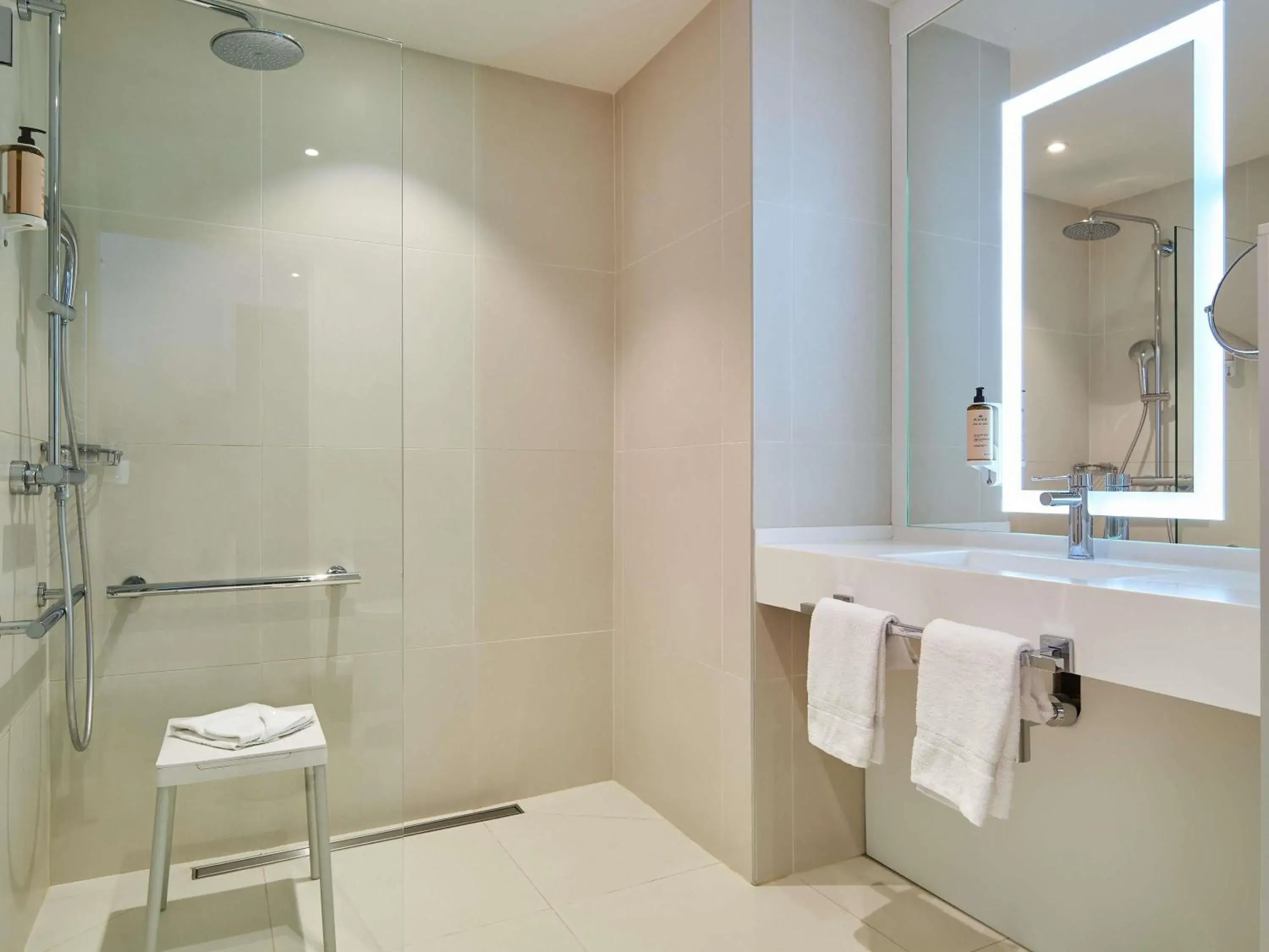 Bedroom in Mercure Tour Eiffel Grenelle Bedroom in Mercure Tour Eiffel Grenelle