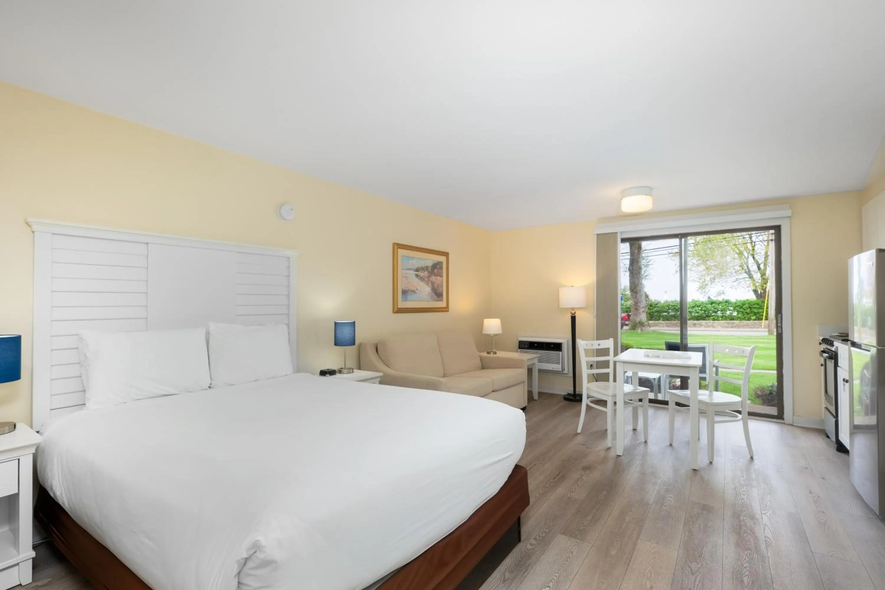 Property building, Bed in Seacastles Resort