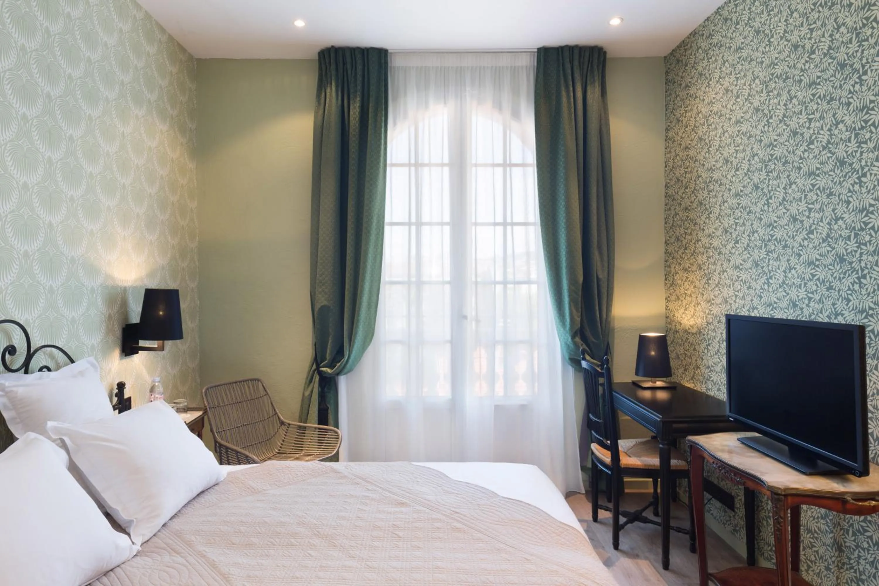 Bedroom, Bed in Hotel Le Grimaldi by Happyculture