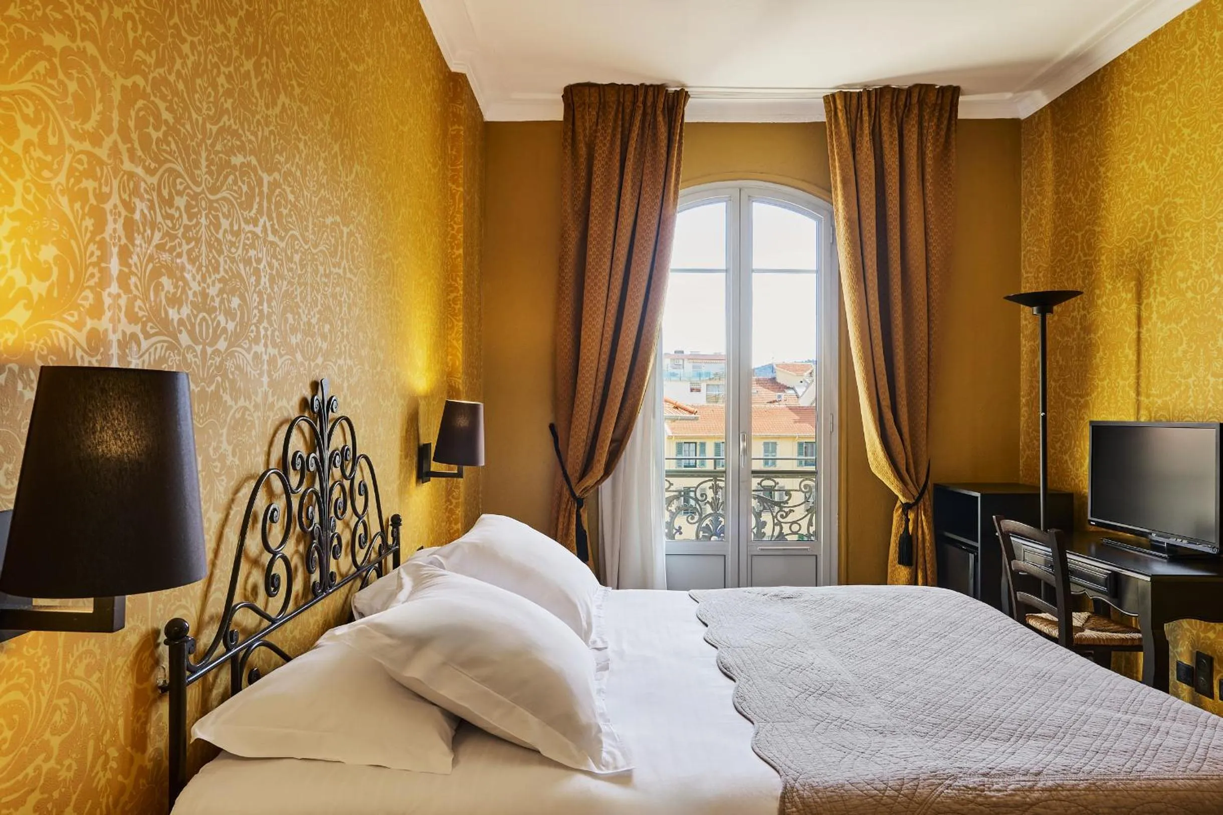 Bedroom, Bed in Hotel Le Grimaldi by Happyculture