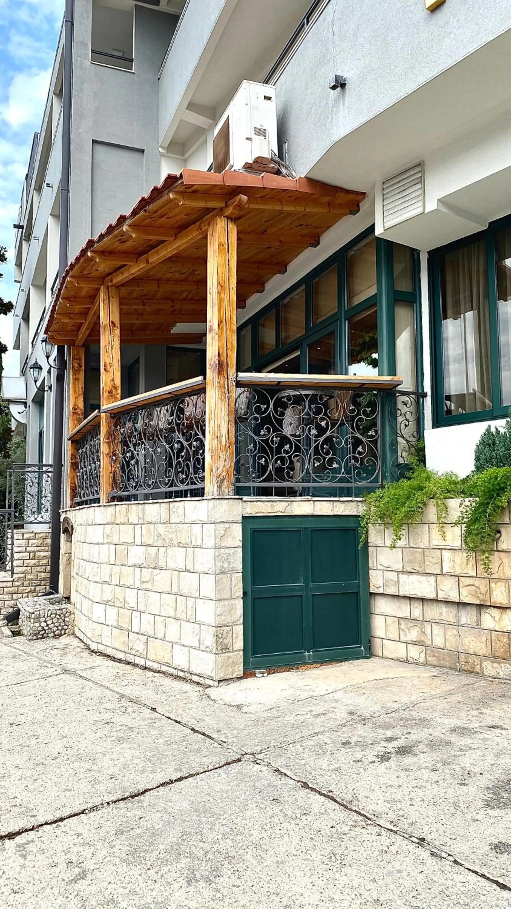 Restaurant/places to eat in Hotel Olimpija plus