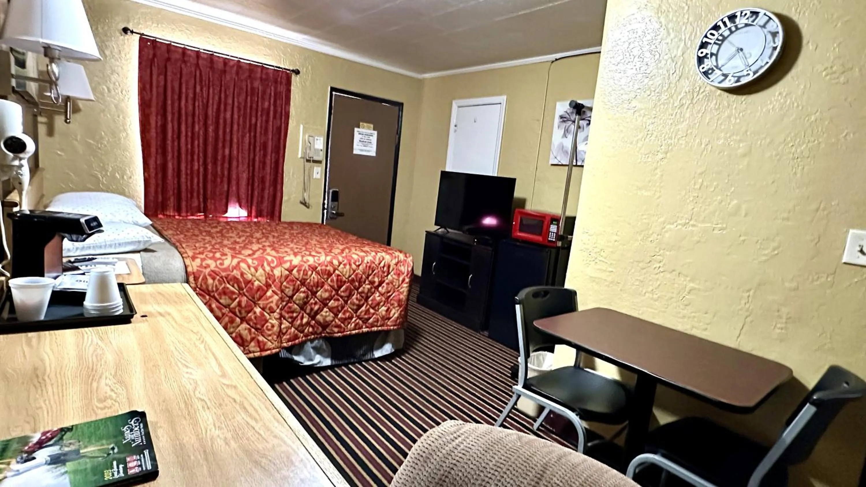 Bedroom, Bed in Relax Inn Vinita