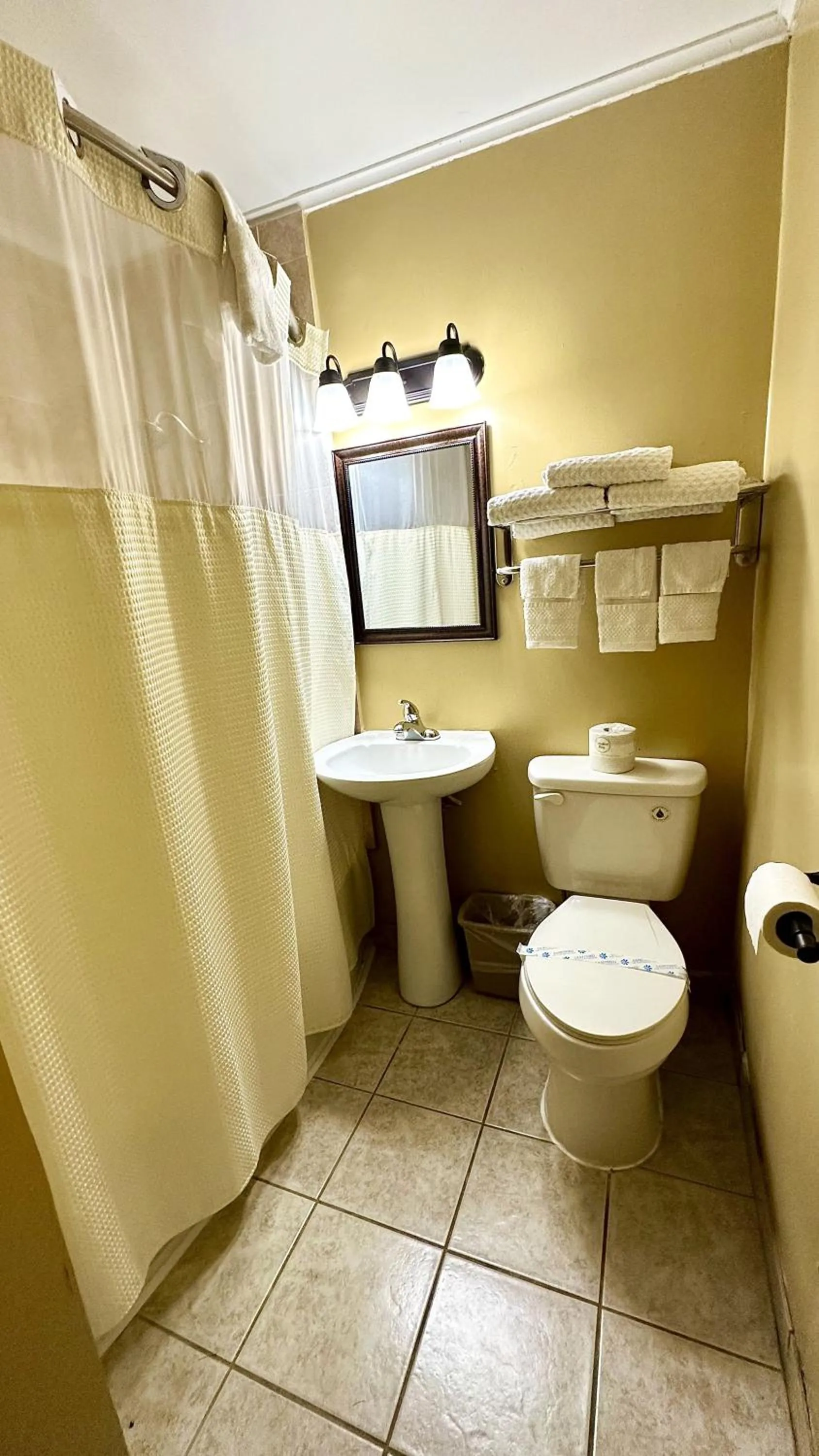 Toilet in Relax Inn Vinita