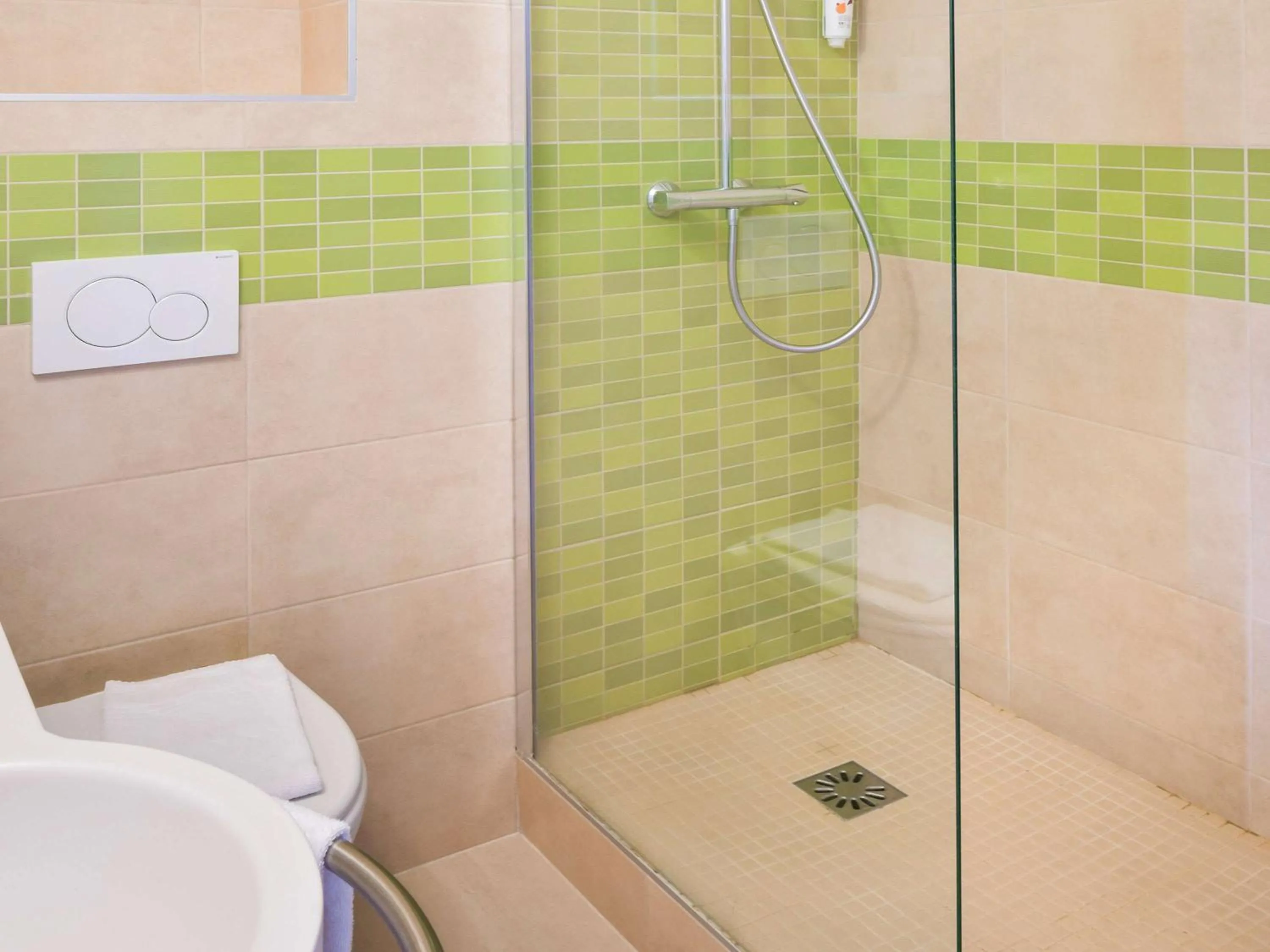 Bathroom in ibis Styles Bordeaux Gare Saint-Jean