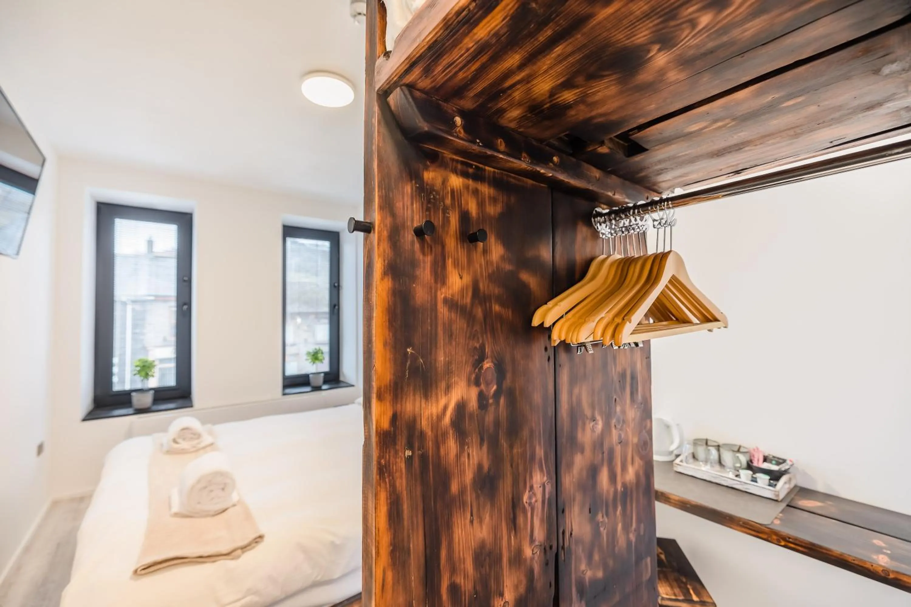 wardrobe, Bed in Cardiff Arms Bistro & Hotel