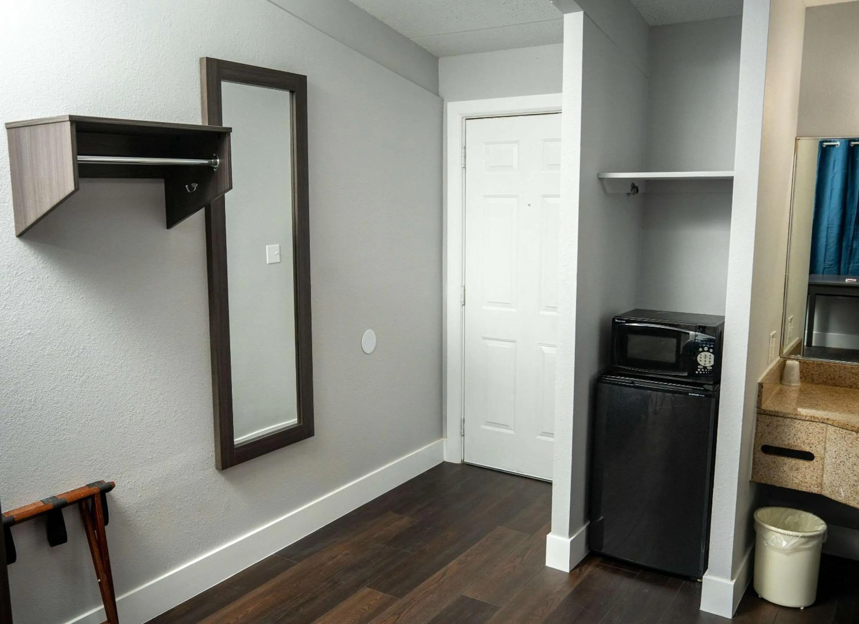 Bedroom in Econo Lodge Clarks Summit - Scranton