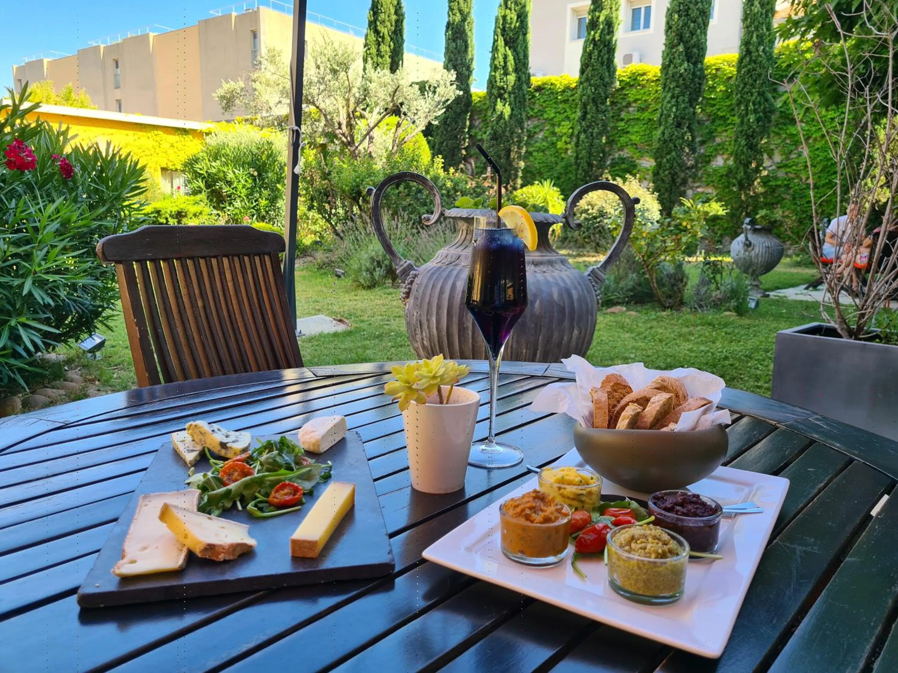 Patio in Avignon Grand Hotel