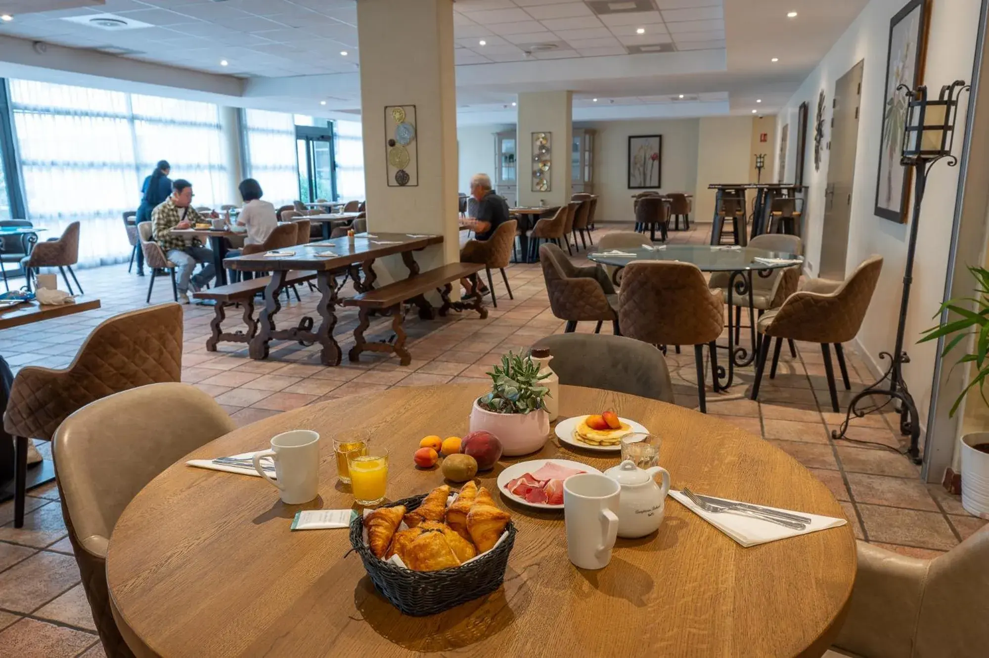 Restaurant/places to eat in Avignon Grand Hotel Restaurant/places to eat in Avignon Grand Hotel