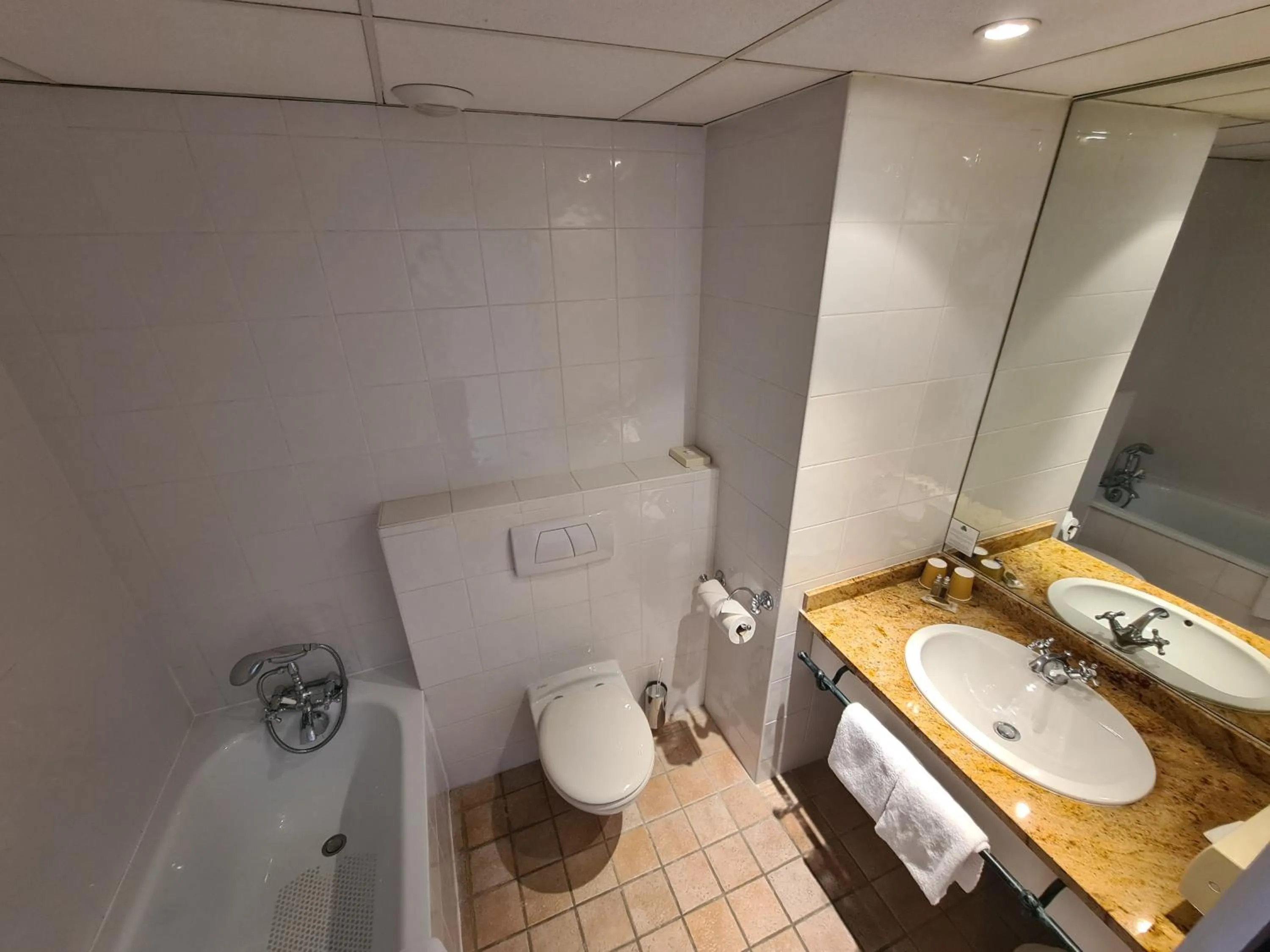 Bathroom in Avignon Grand Hotel