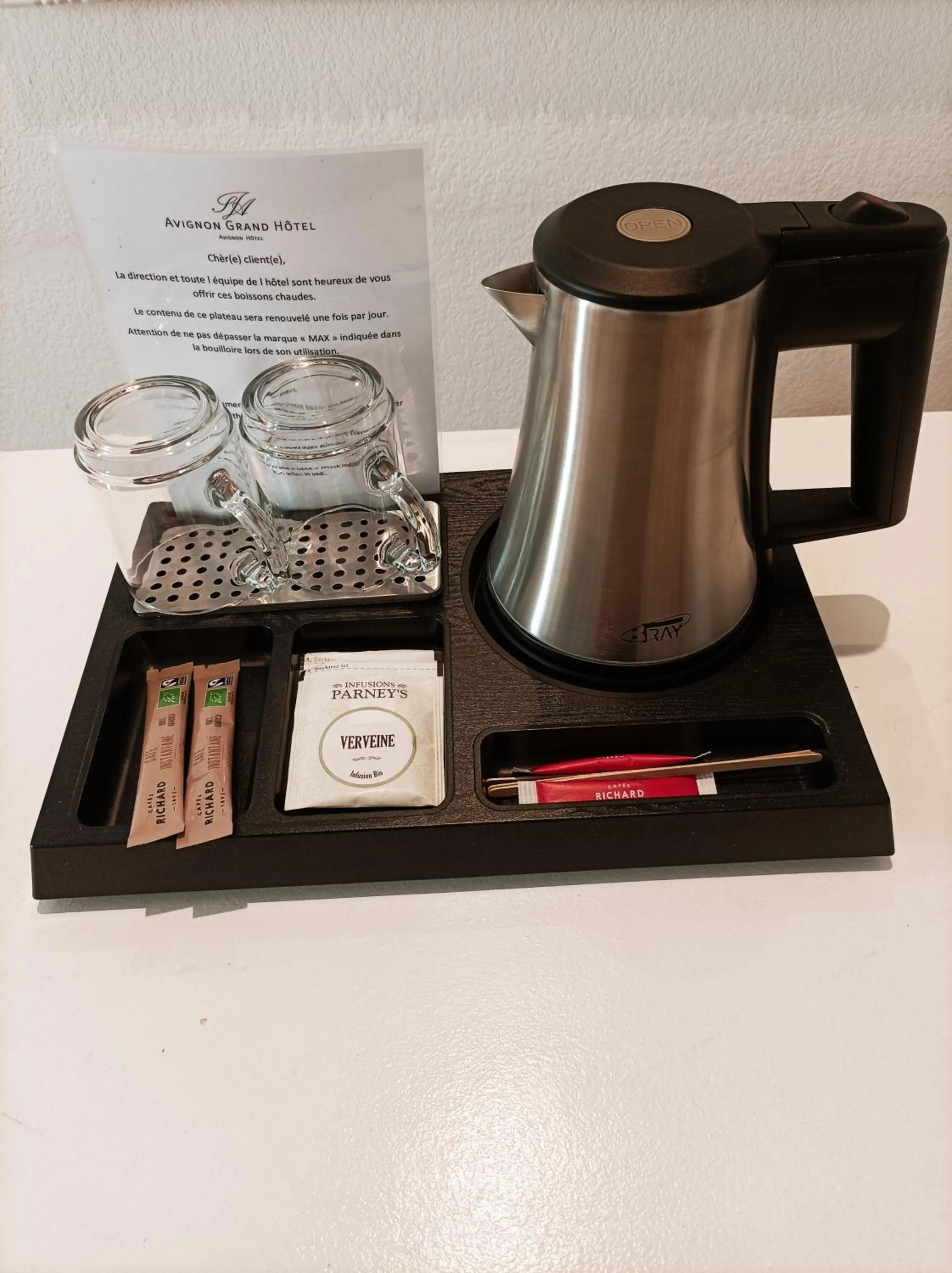 Coffee/tea facilities in Avignon Grand Hotel