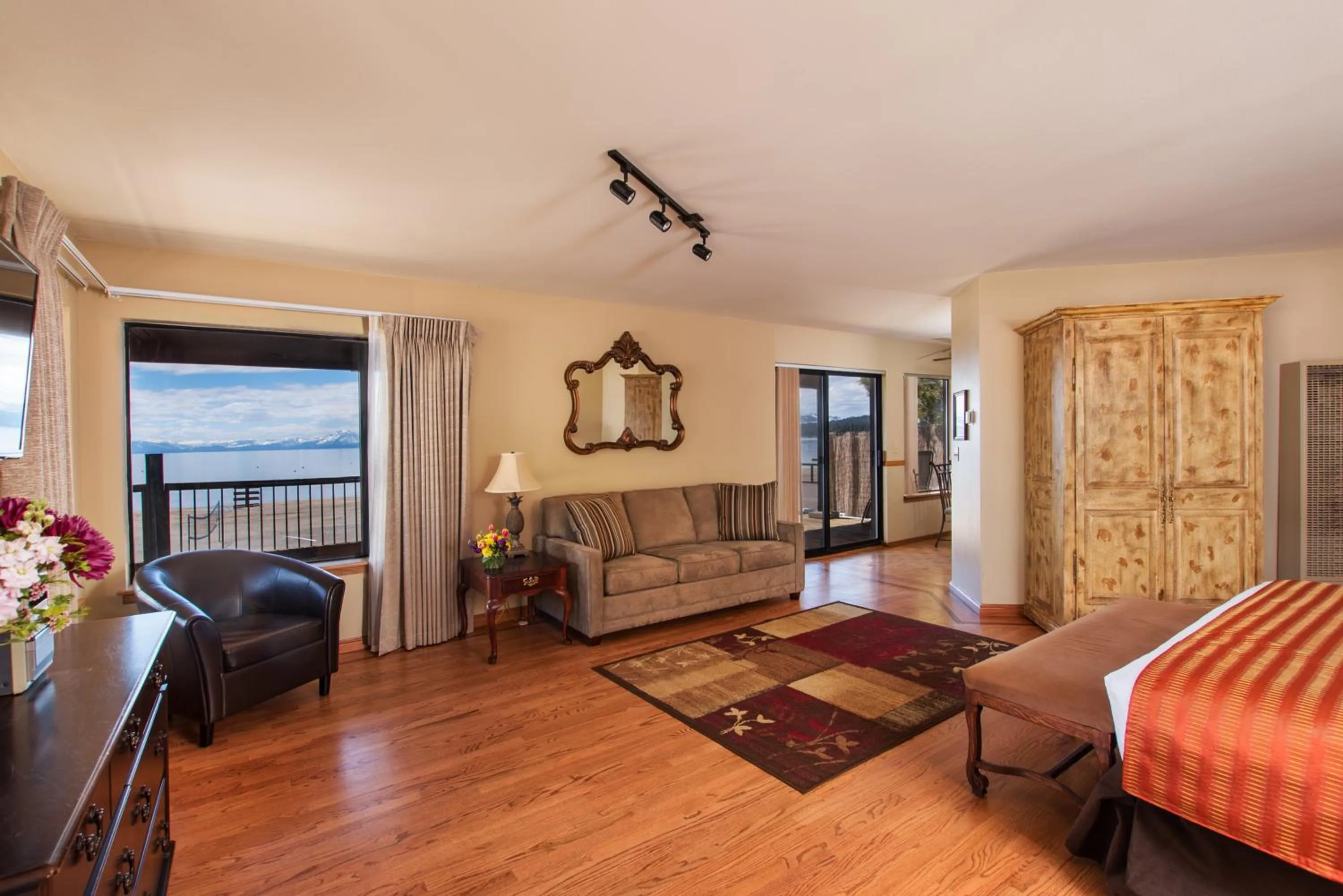 Seating area in Mourelatos Lakeshore Resort