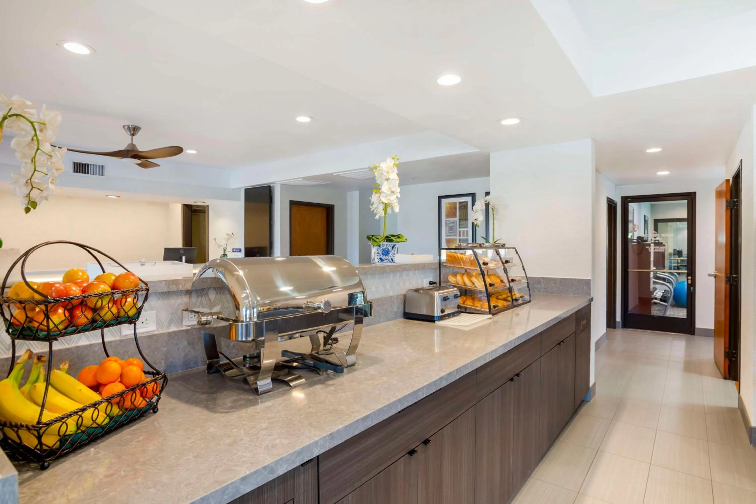 Breakfast in Best Western Exeter Inn & Suites