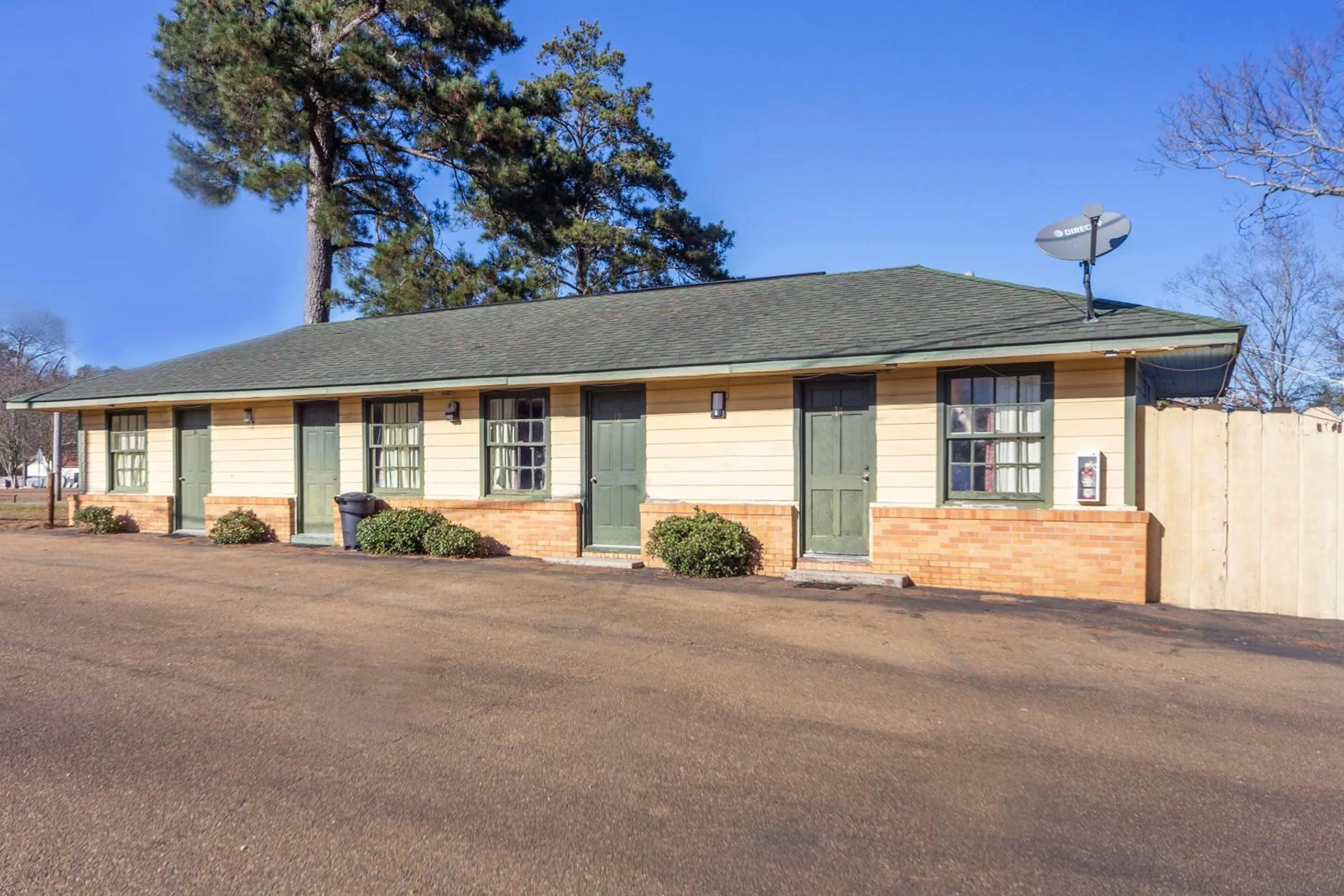 Facade/entrance in OYO Hotel Brookhaven MS Hwy 51 North