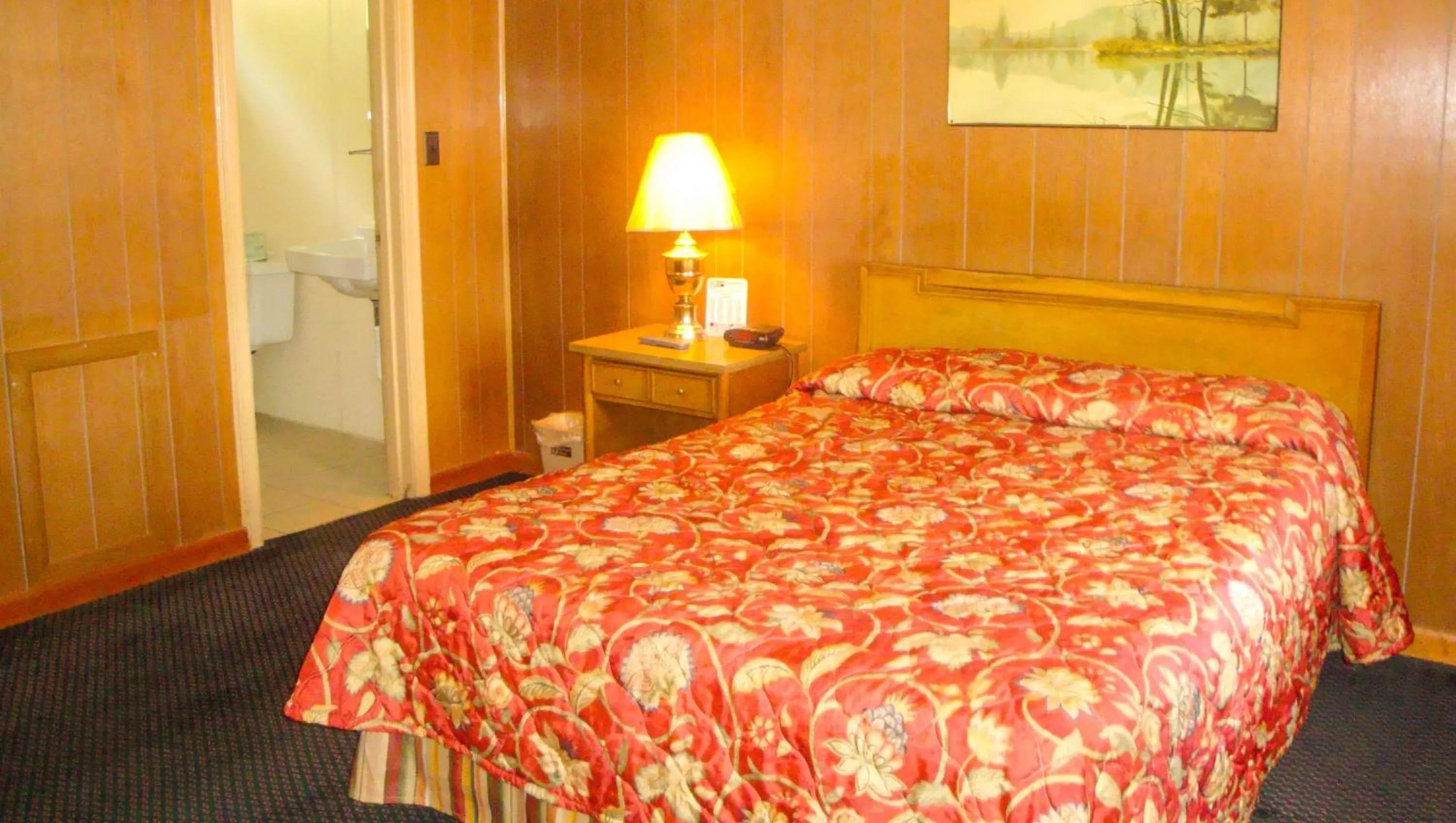 Photo of the whole room, Bed in Golden Wheat Budget Host Inn Junction City