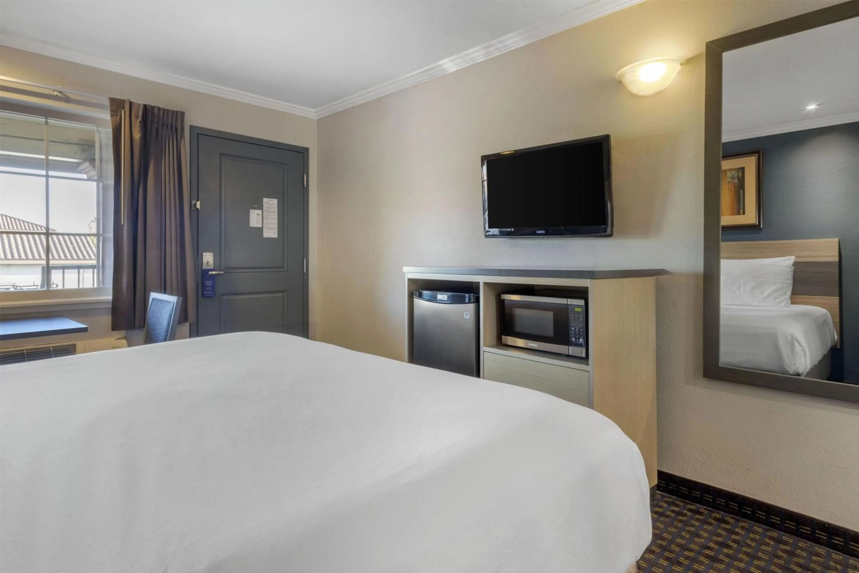 Bedroom, Bed in SureStay Hotel by Best Western San Rafael