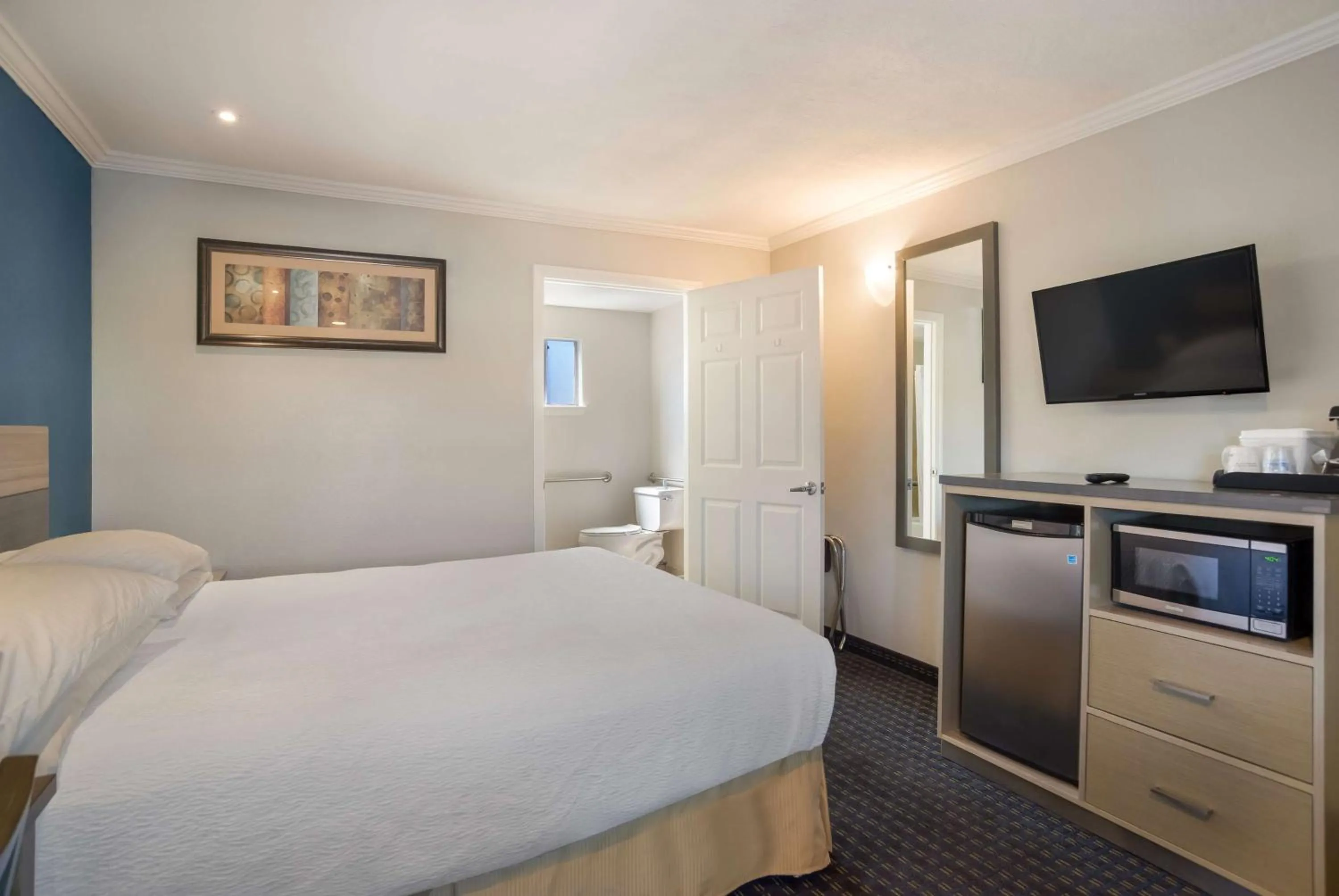 Bedroom, Bed in SureStay Hotel by Best Western San Rafael
