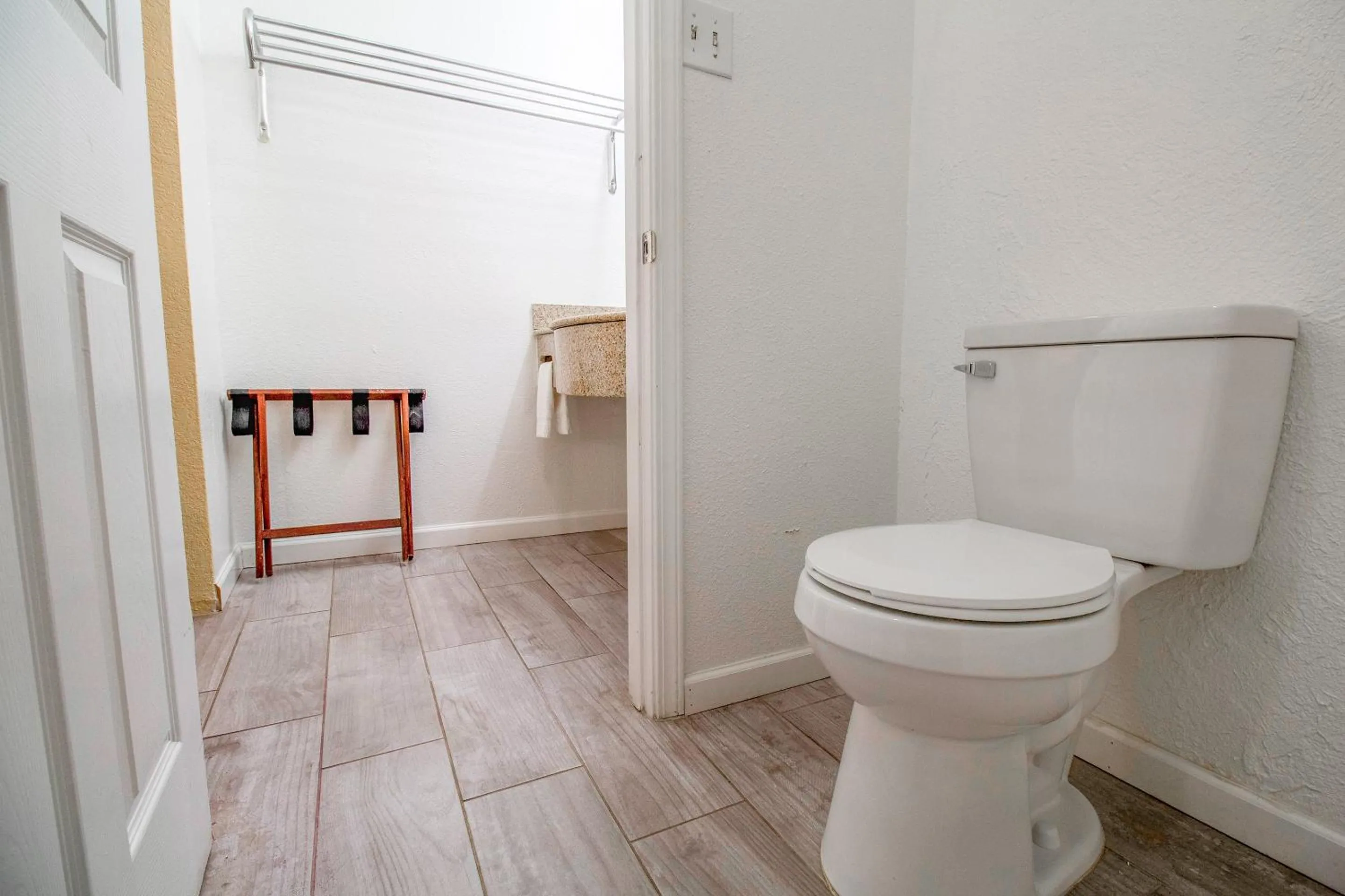 Bathroom in Crossroads Motel Seiling US 60