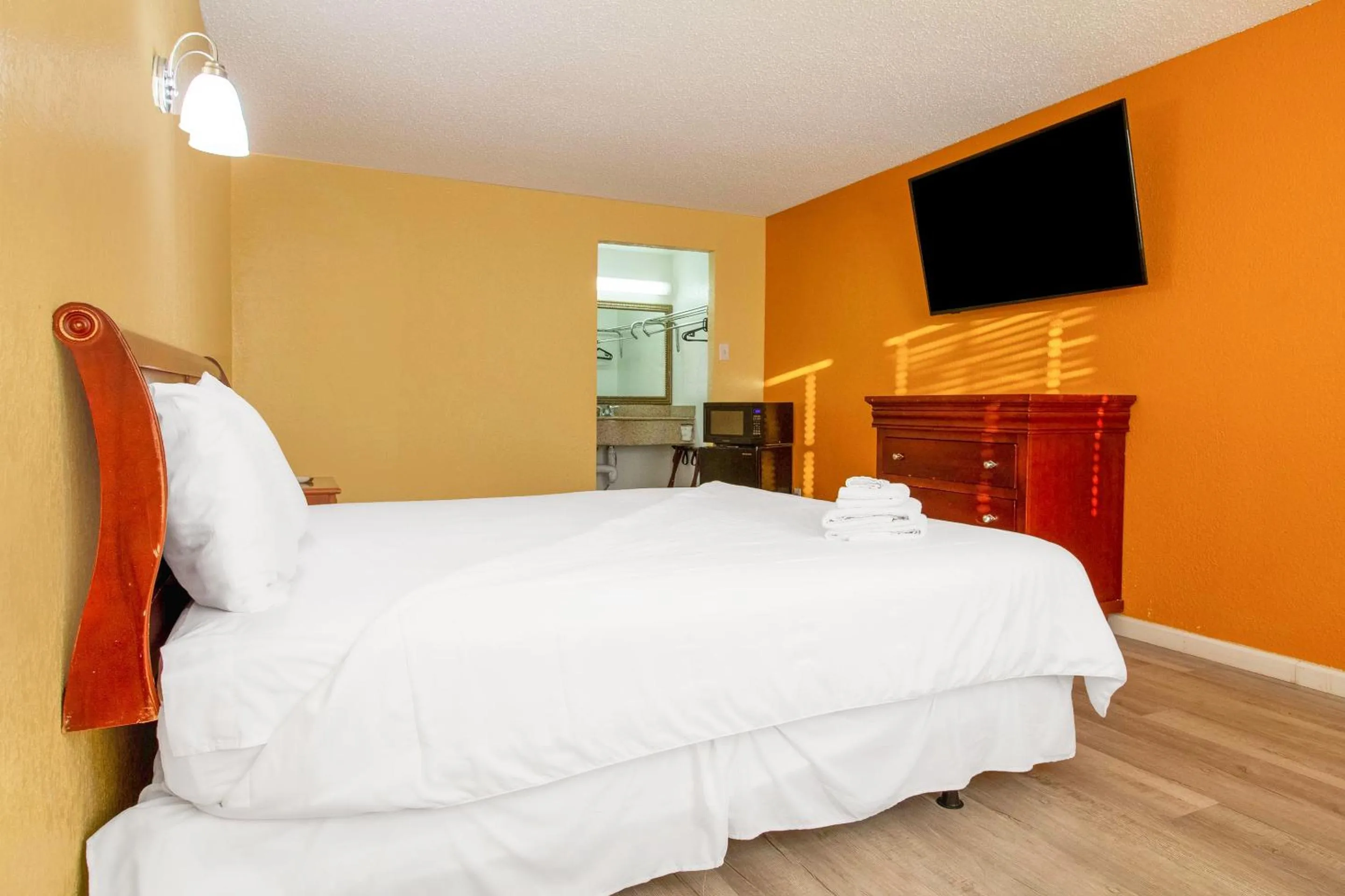 Bedroom, Bed in Crossroads Motel Seiling US 60