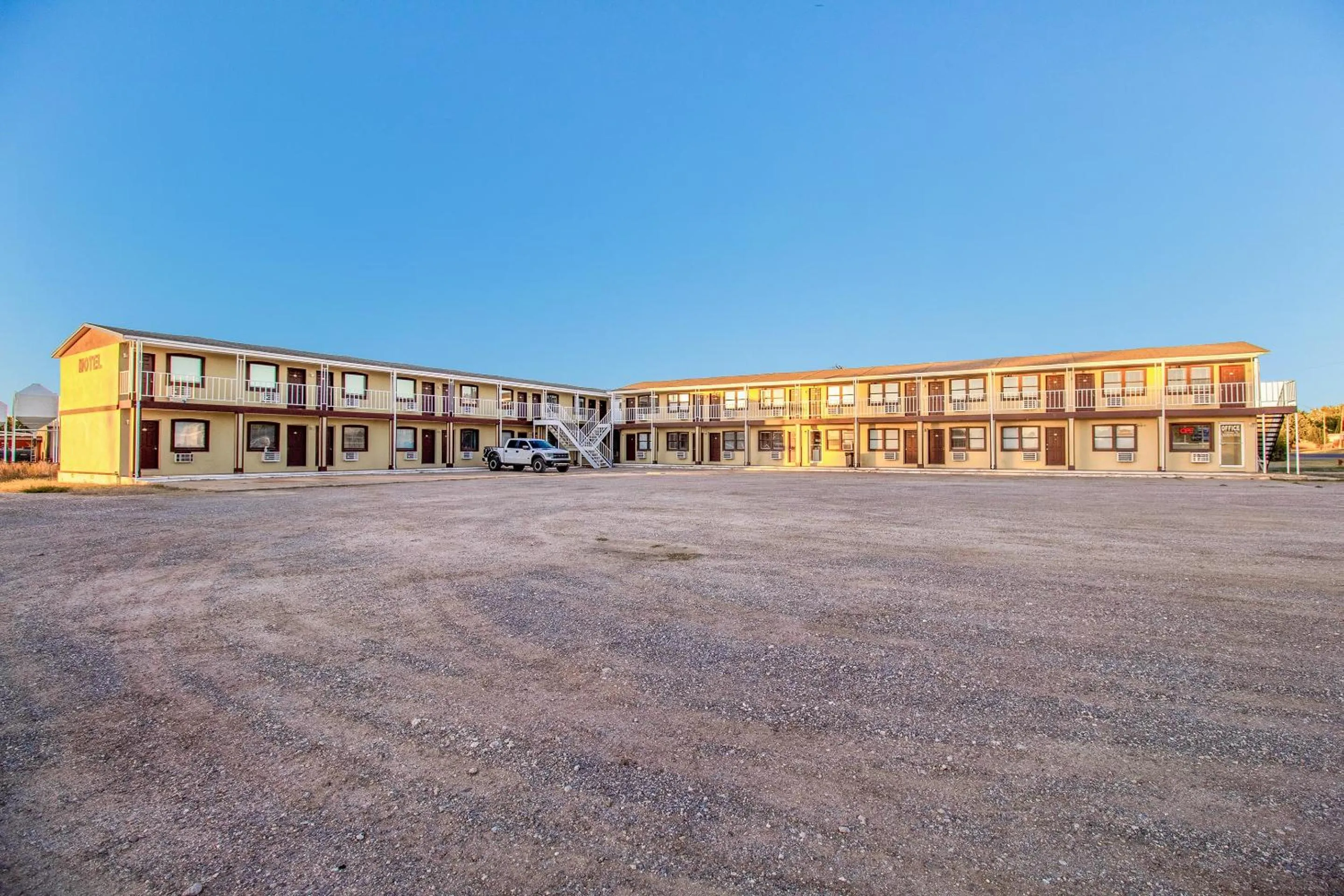 On site in Crossroads Motel Seiling US 60