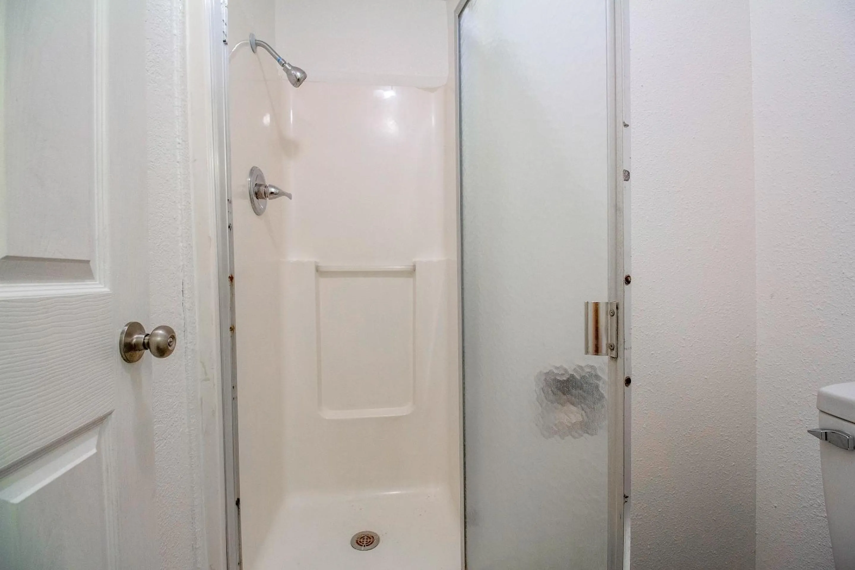 Bathroom in Crossroads Motel Seiling US 60