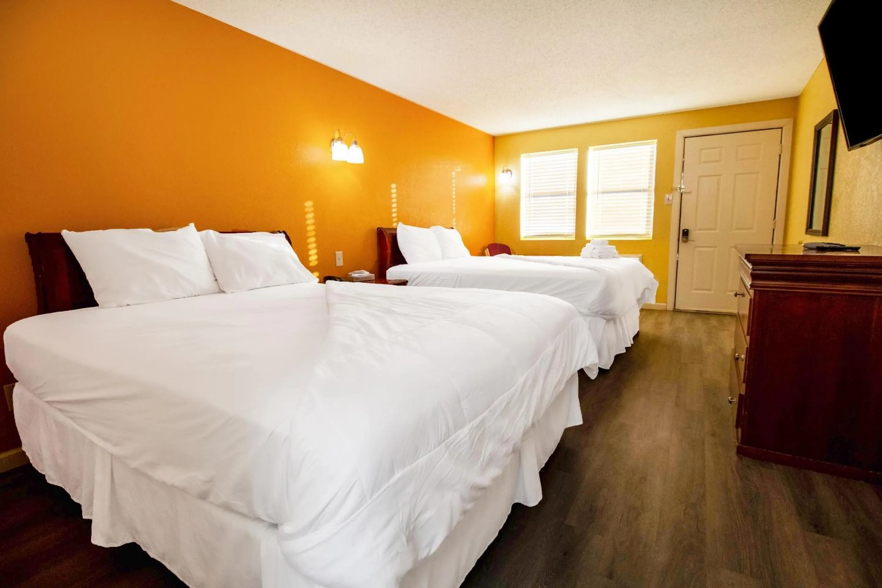 Bedroom, Bed in Crossroads Motel Seiling US 60