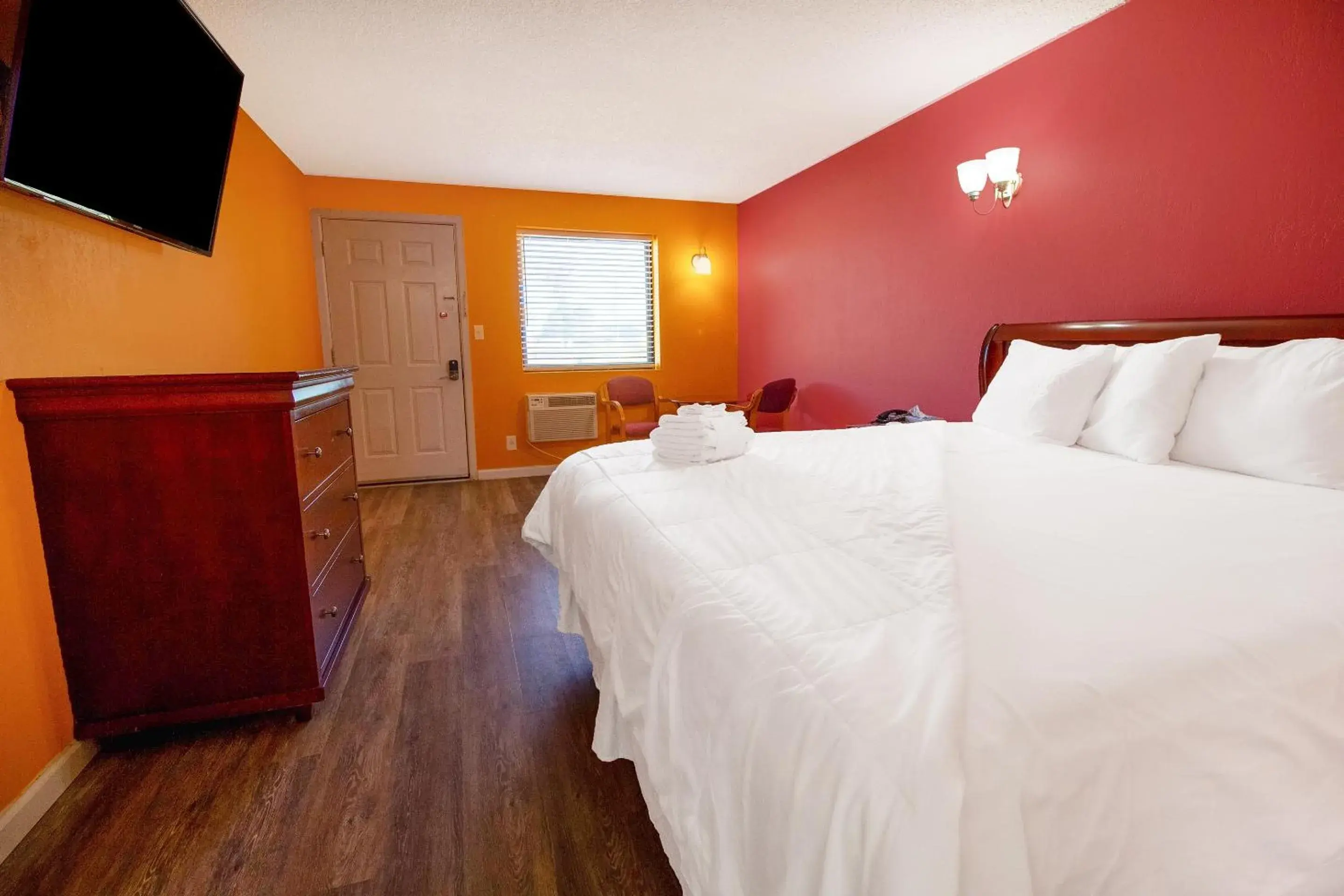 Bedroom, Bed in Crossroads Motel Seiling US 60 Bedroom, Bed in Crossroads Motel Seiling US 60