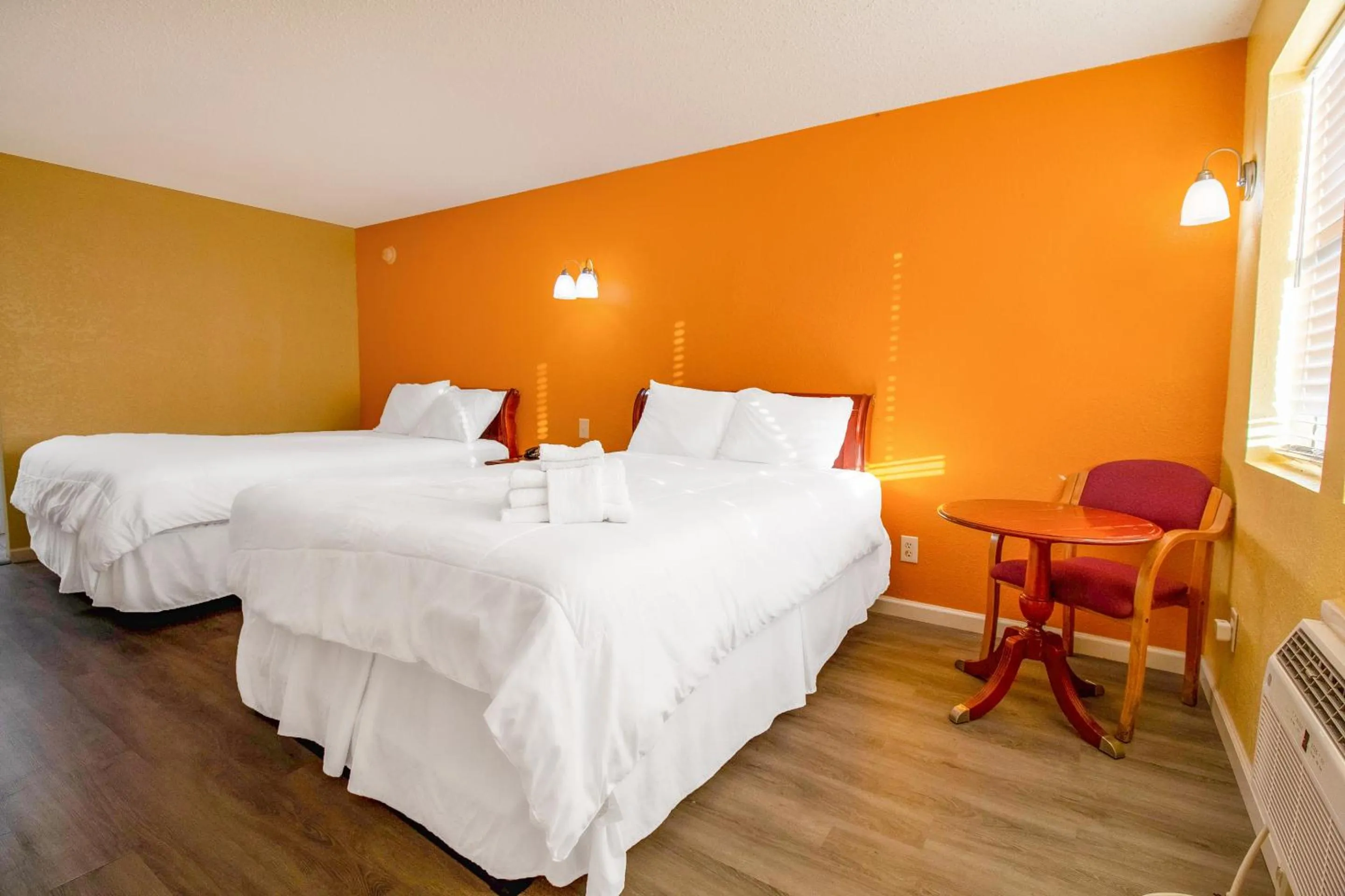 Bedroom, Bed in Crossroads Motel Seiling US 60