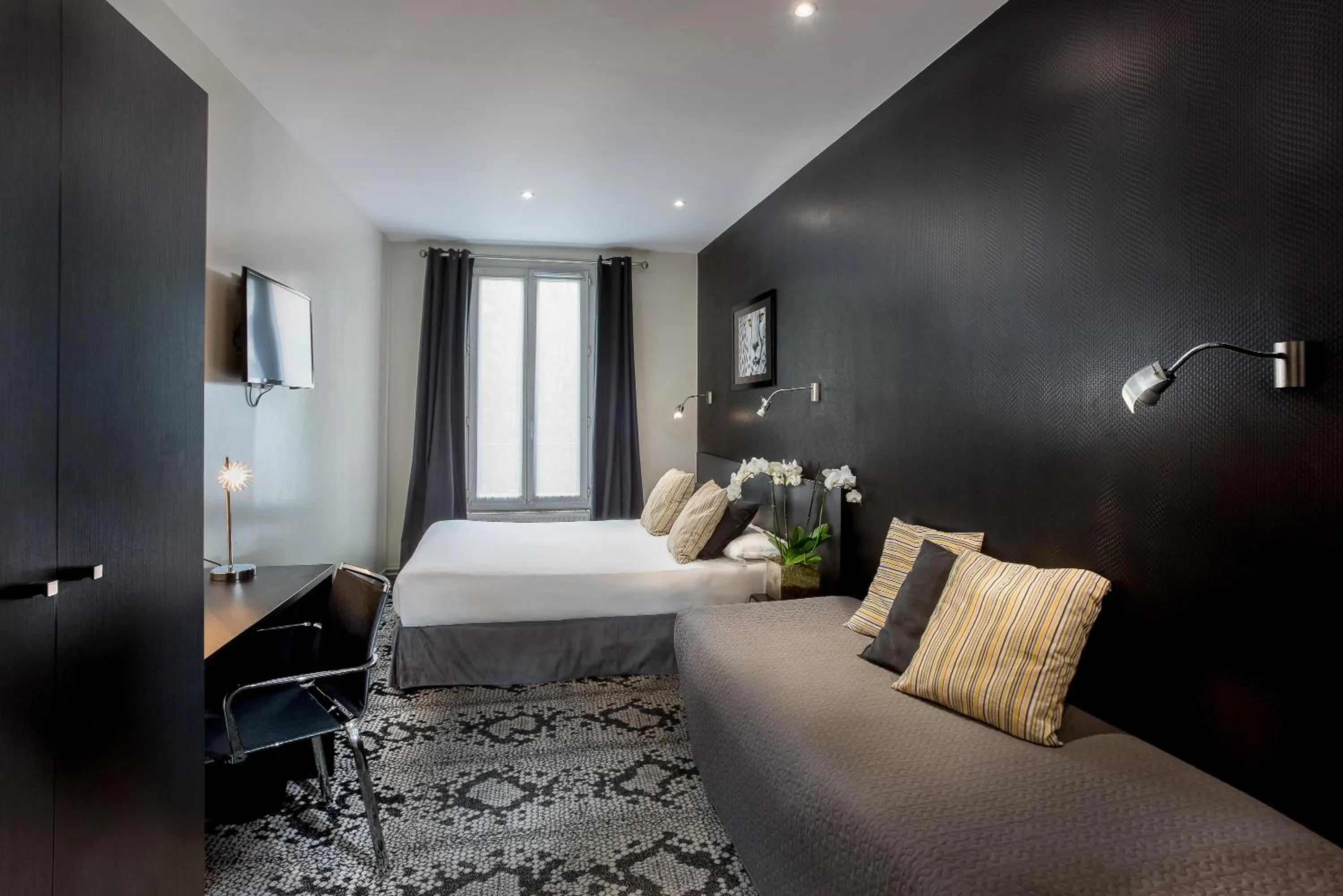 Bedroom, Bed in Porte de Versailles Hotel