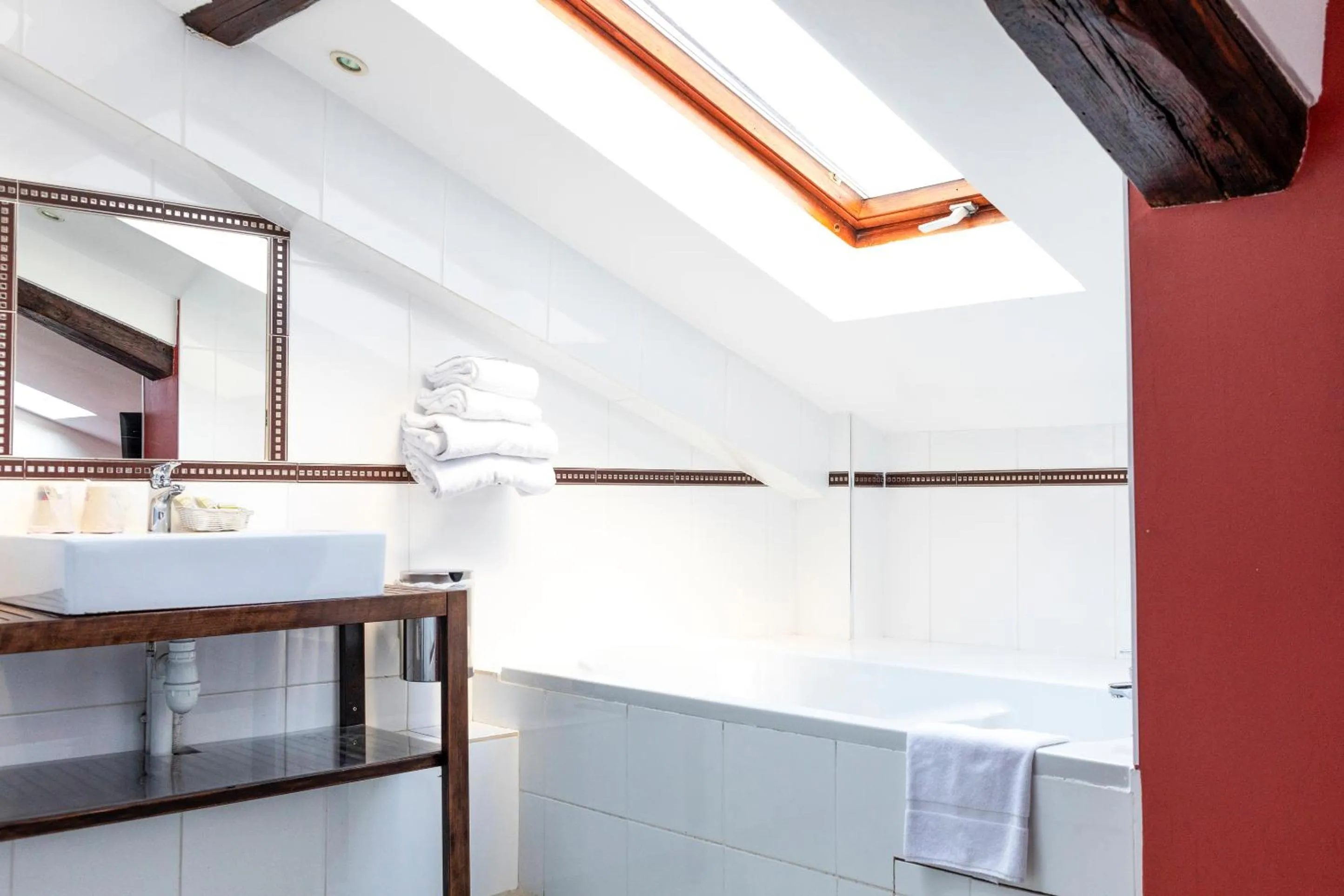 Bathroom in Porte de Versailles Hotel