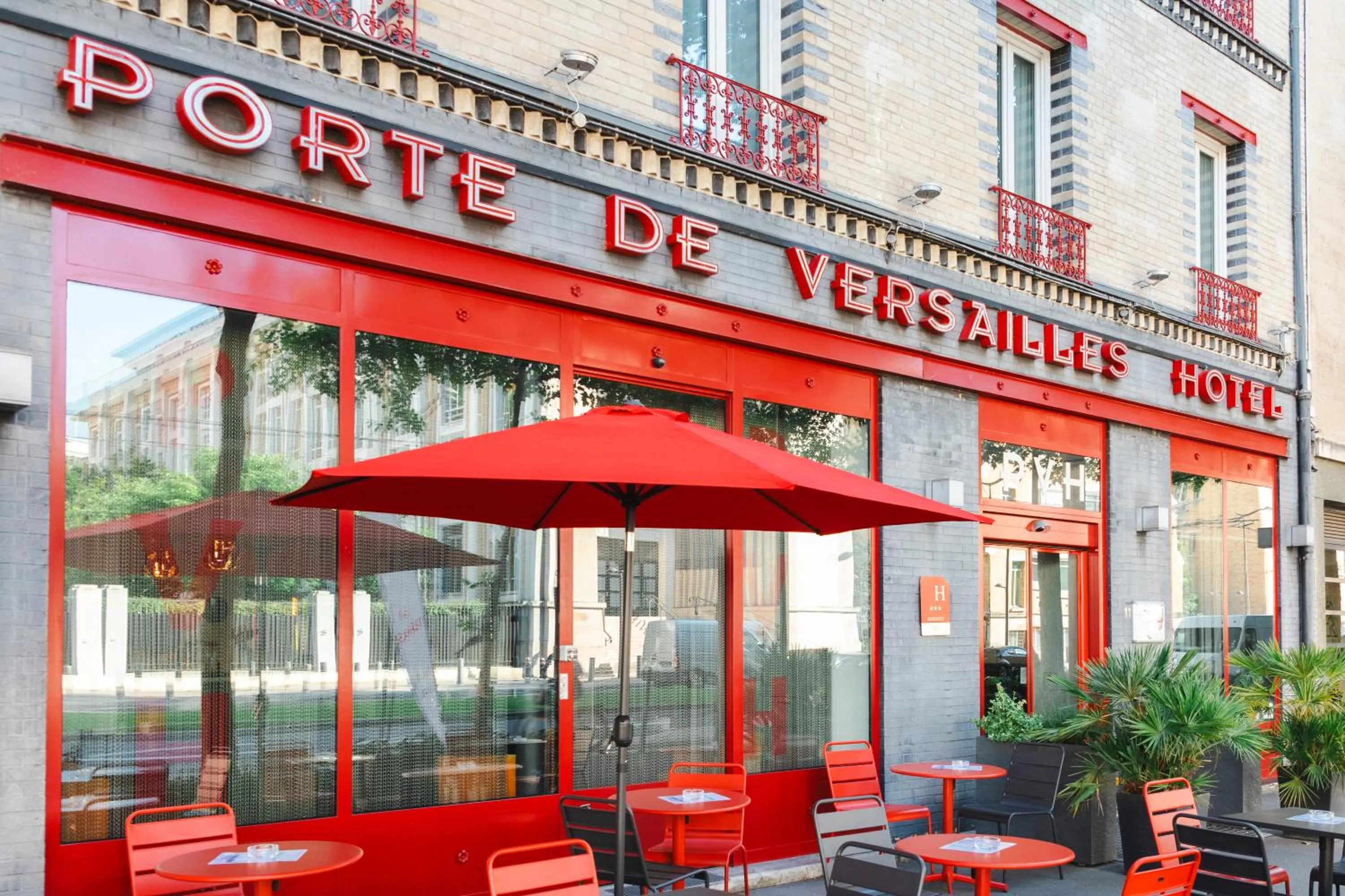 Property building in Porte de Versailles Hotel