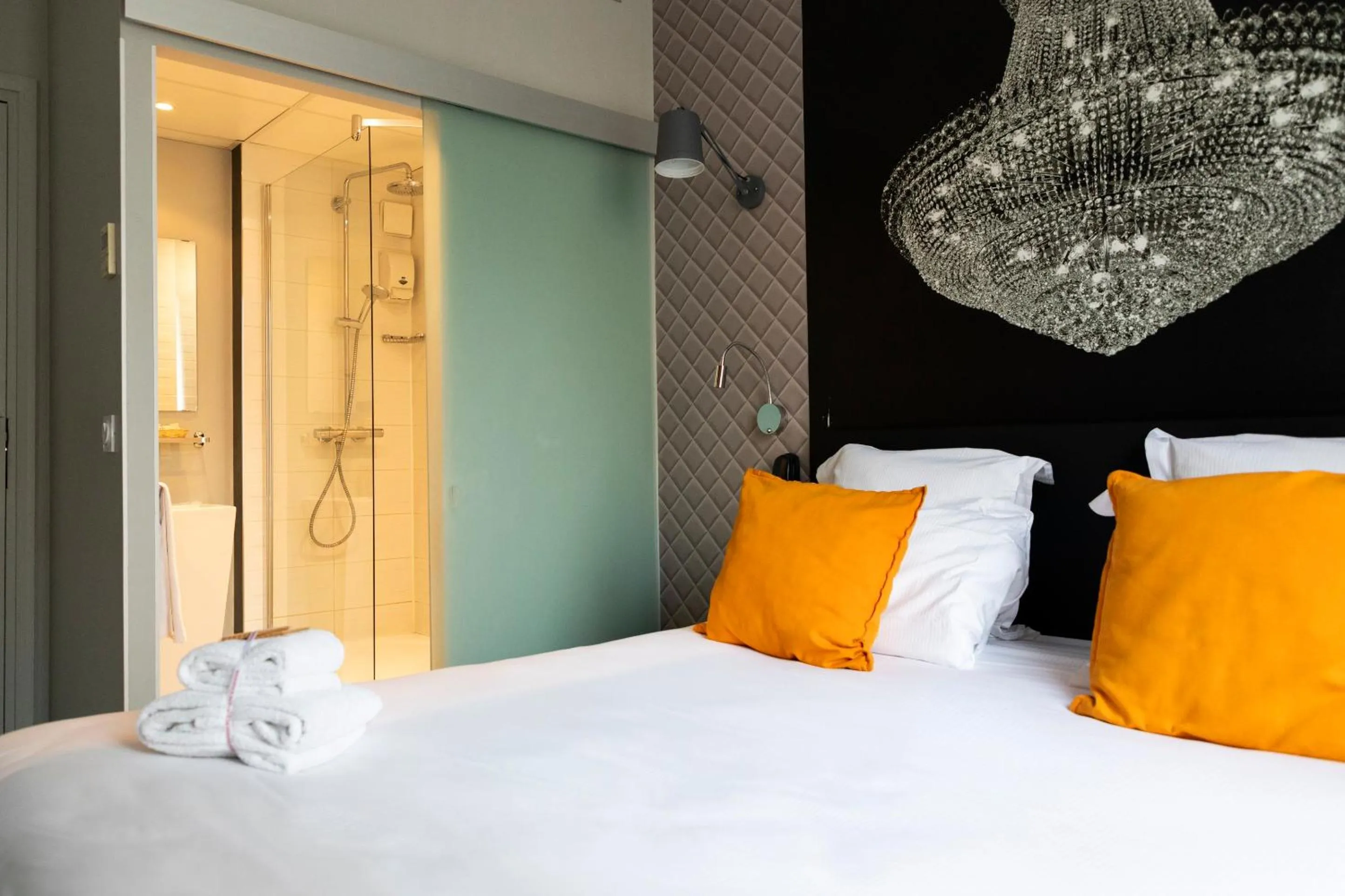 Shower, Bed in Porte de Versailles Hotel