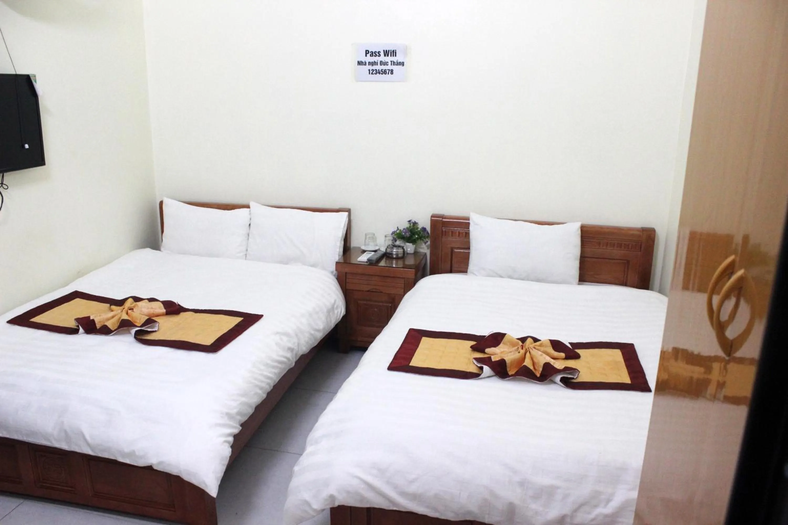 Bed in Duc Thang Guest House (Nhà Nghỉ Đức Thắng)