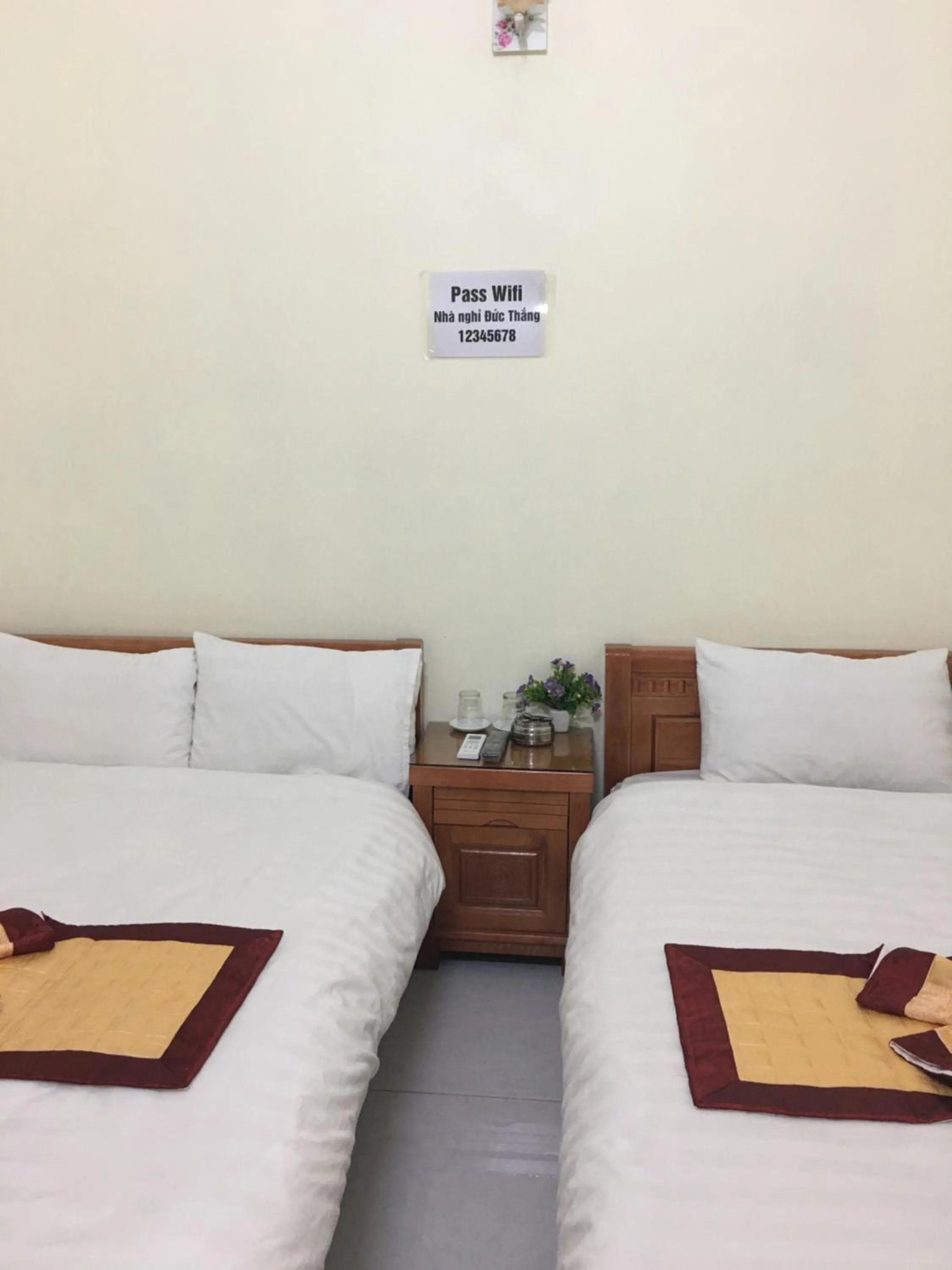 Bed in Duc Thang Guest House (Nhà Nghỉ Đức Thắng)