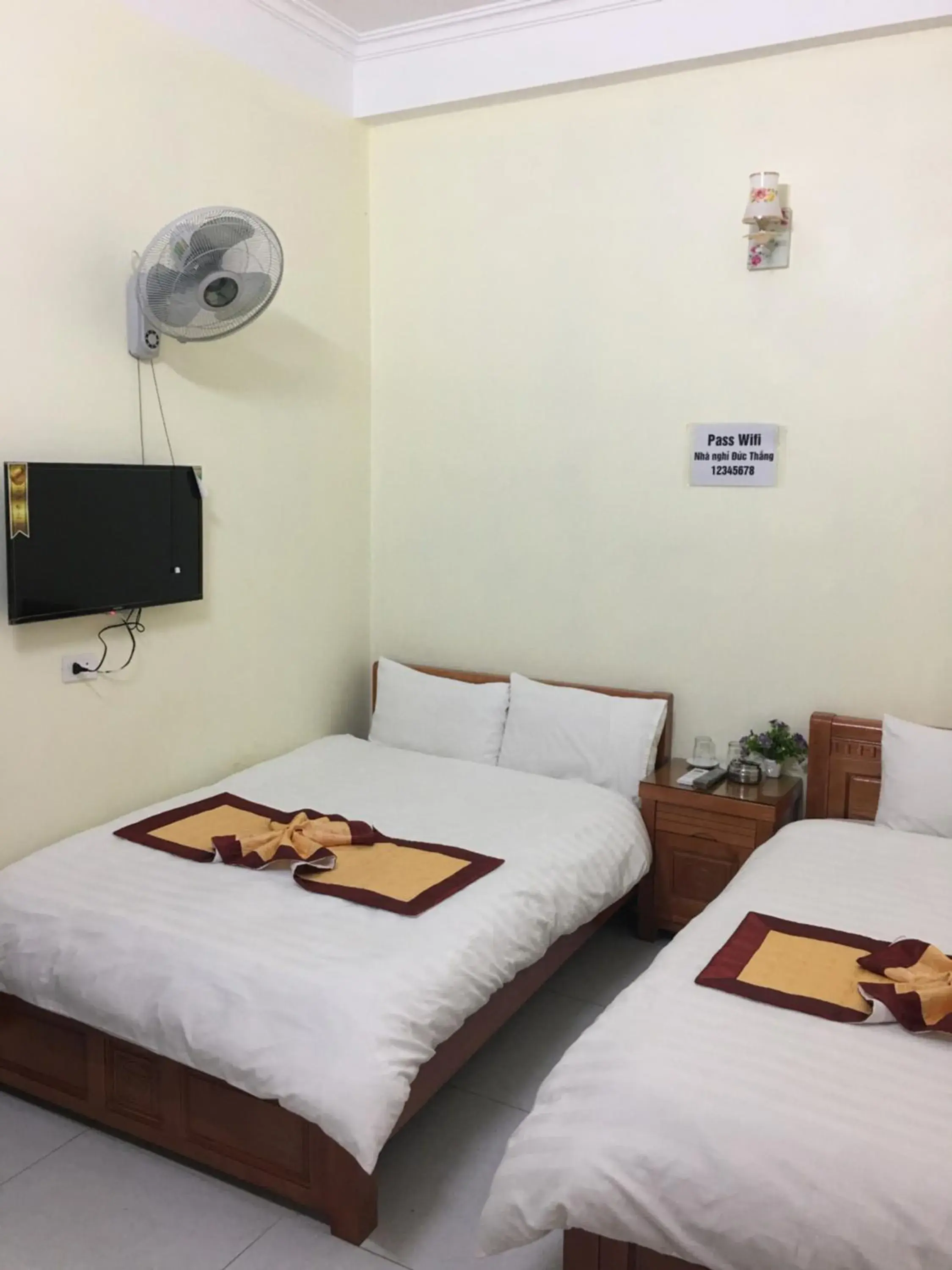 Budget Double or Twin Room in Duc Thang Guest House (Nhà Nghỉ Đức Thắng) Budget Double or Twin Room in Duc Thang Guest House (Nhà Nghỉ Đức Thắng)