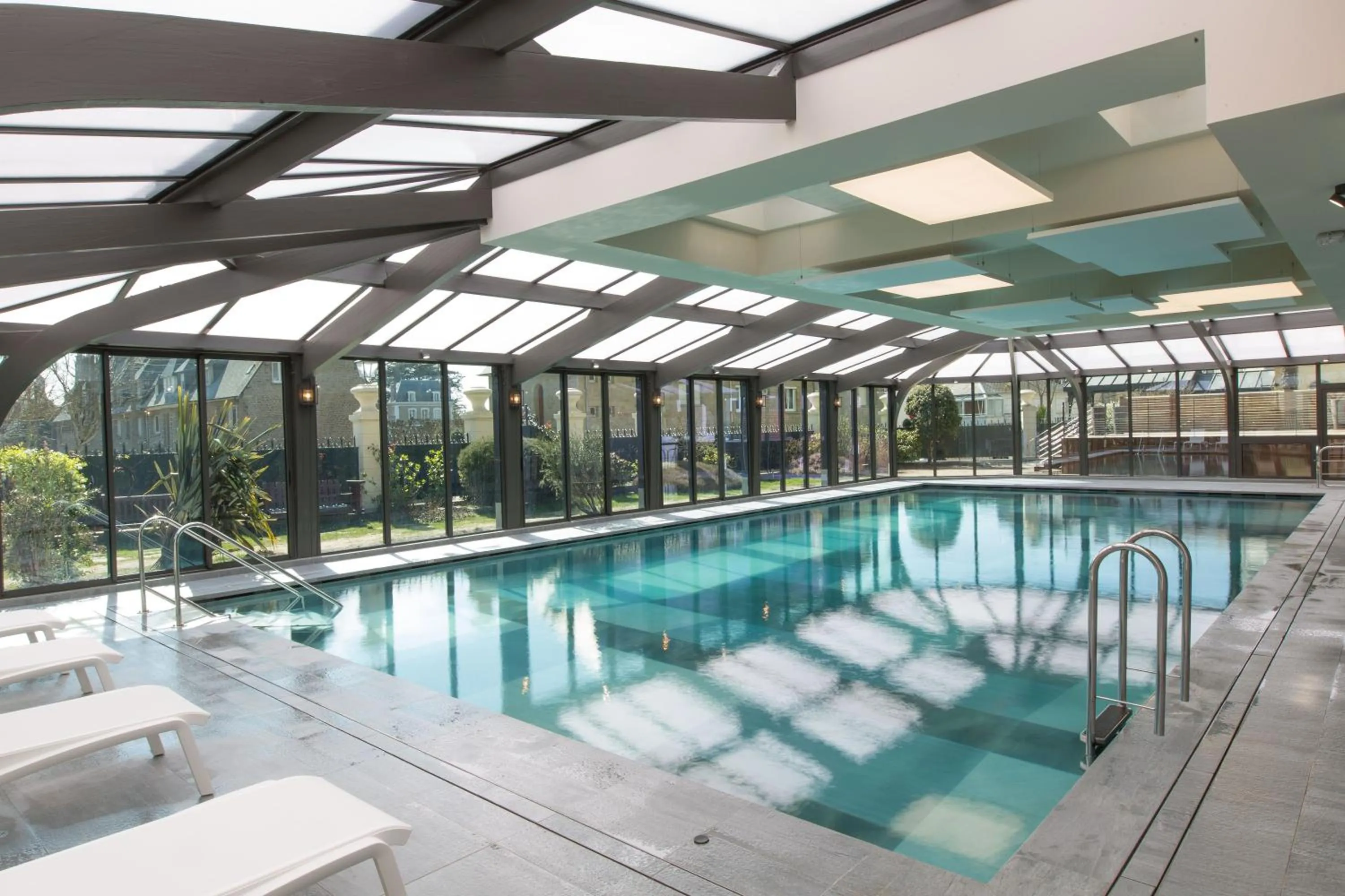 Swimming pool in Grand Hôtel Des Thermes