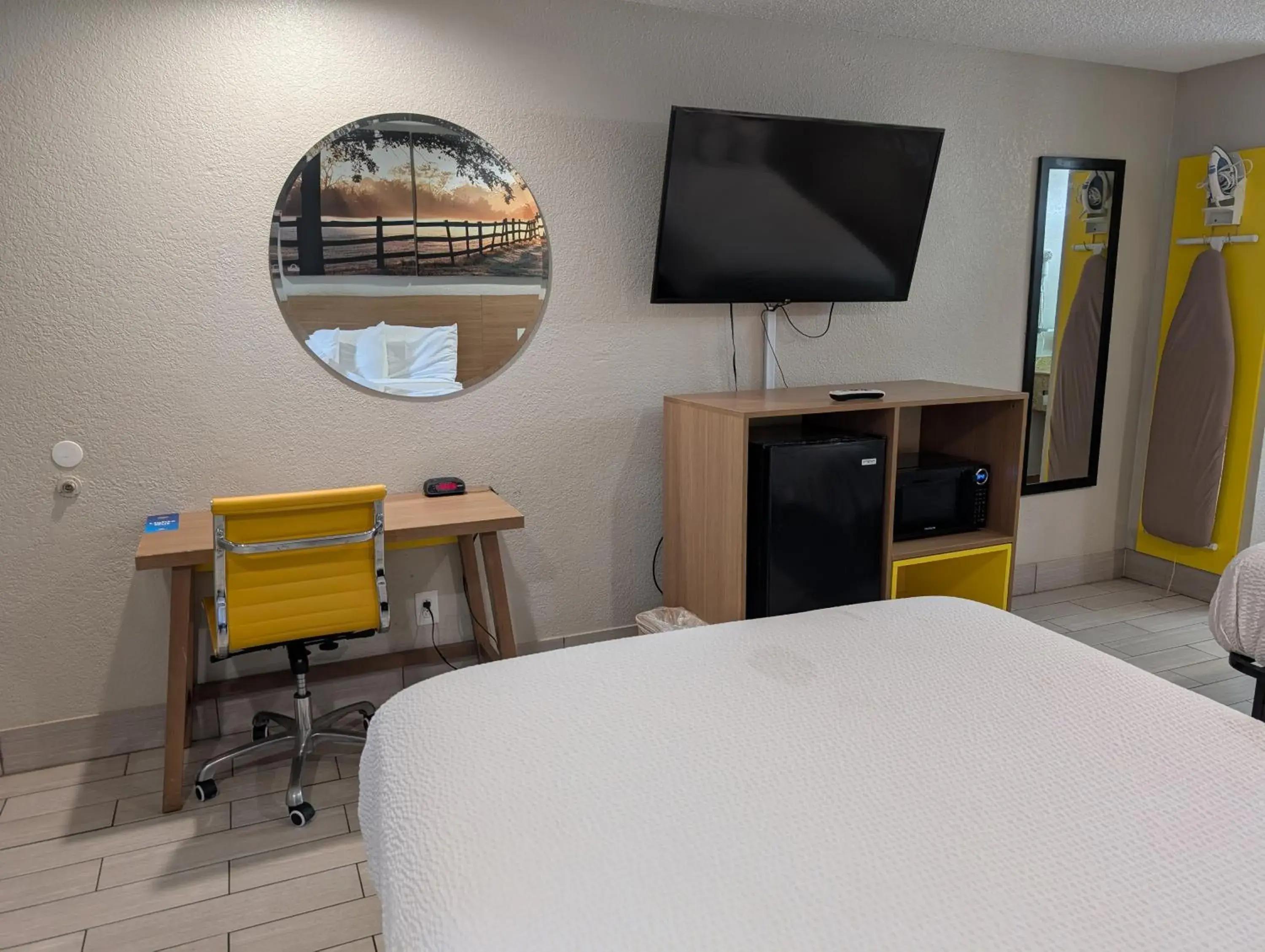 TV and multimedia, Bed in Days Inn by Wyndham Arcadia Louisiana TV and multimedia, Bed in Days Inn by Wyndham Arcadia Louisiana