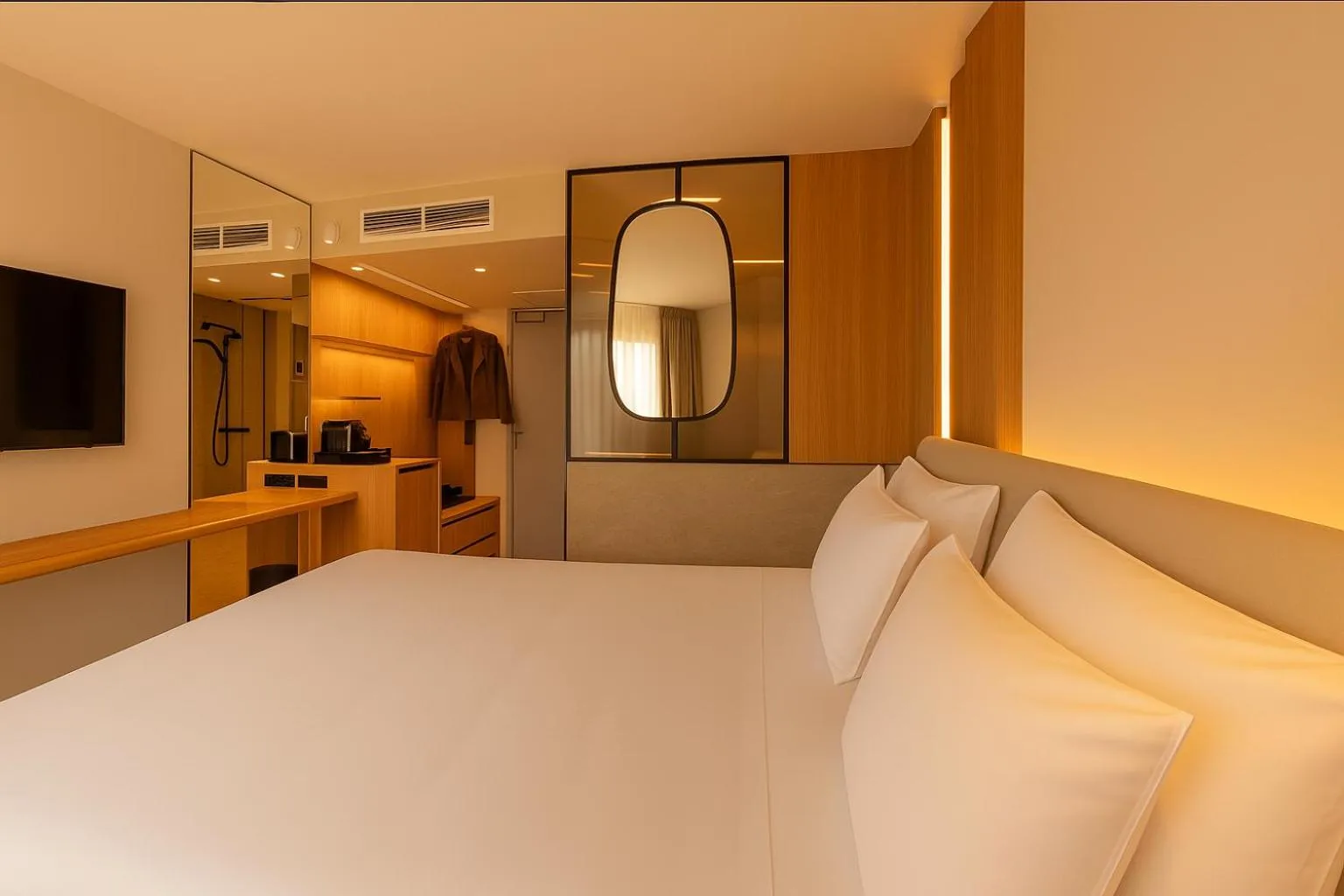 Bed in Golden Tulip Avignon Le Paradou