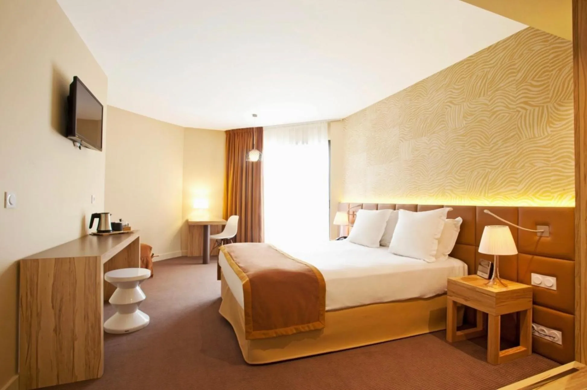 Bed in Golden Tulip Avignon Le Paradou