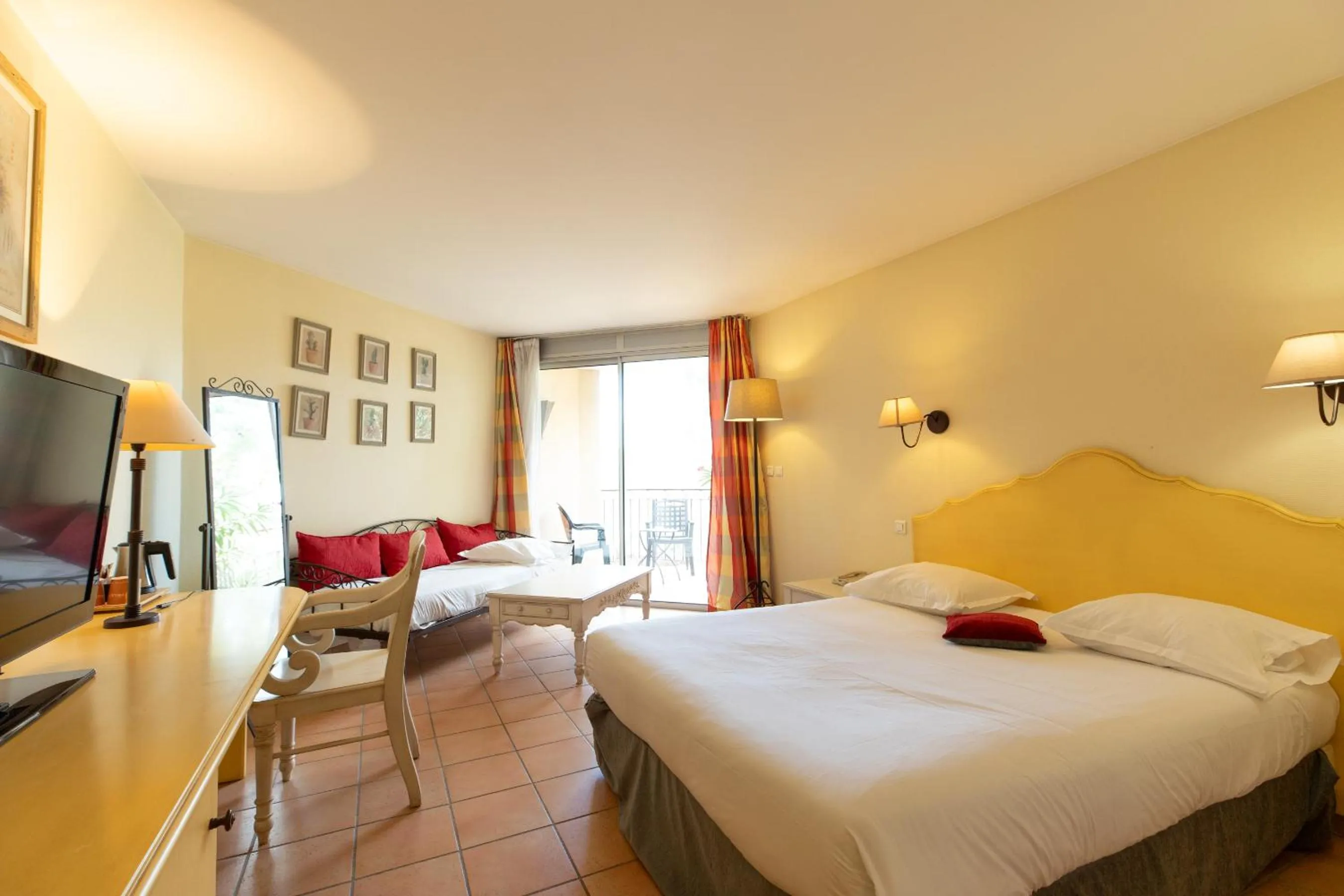 Bed in Golden Tulip Avignon Le Paradou