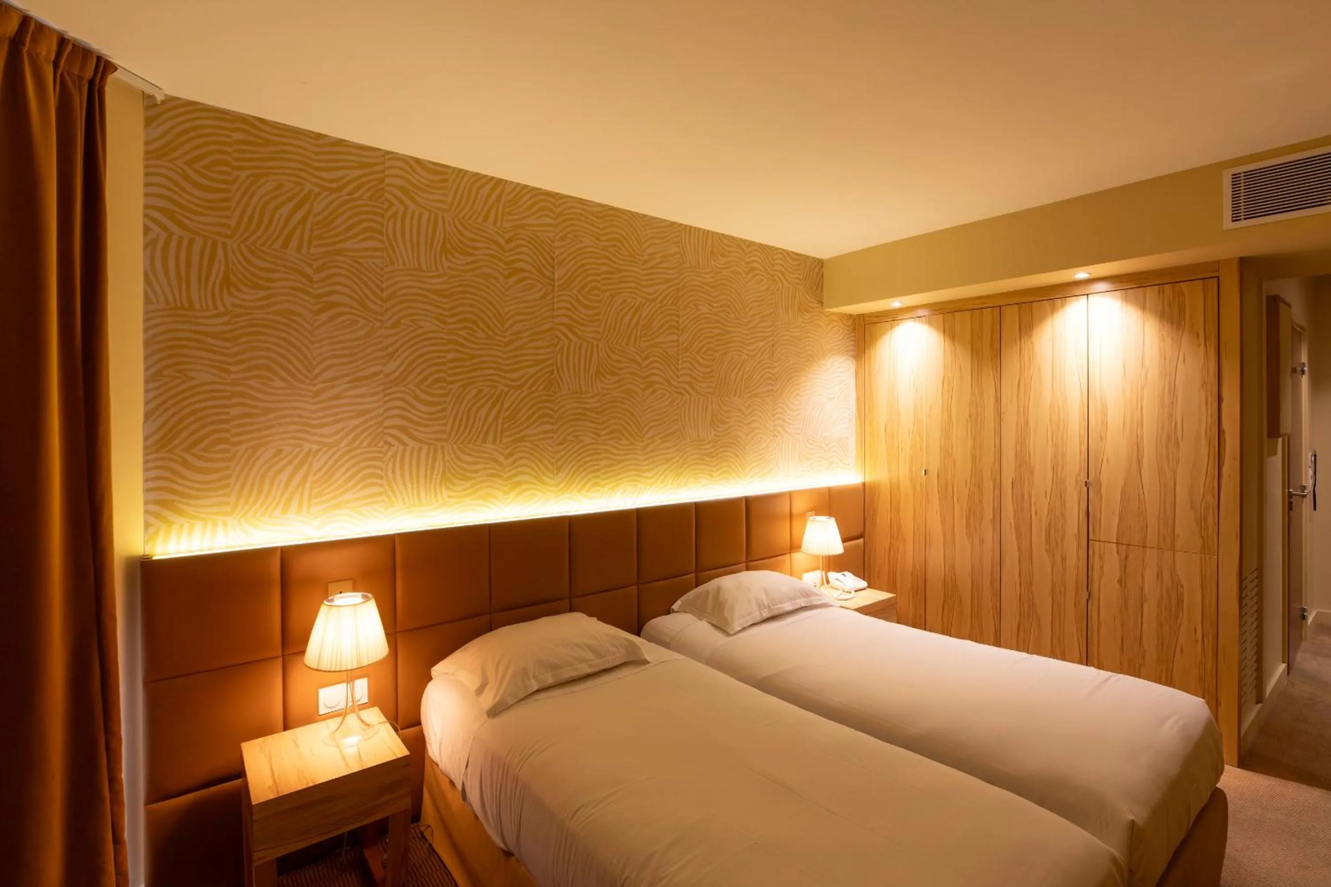 Bed in Golden Tulip Avignon Le Paradou