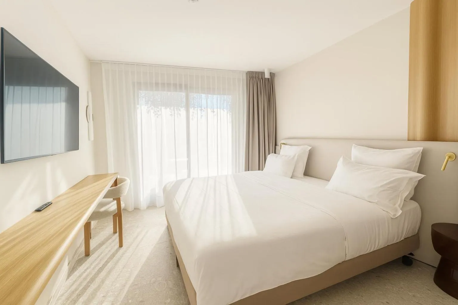 Bed in Golden Tulip Avignon Le Paradou