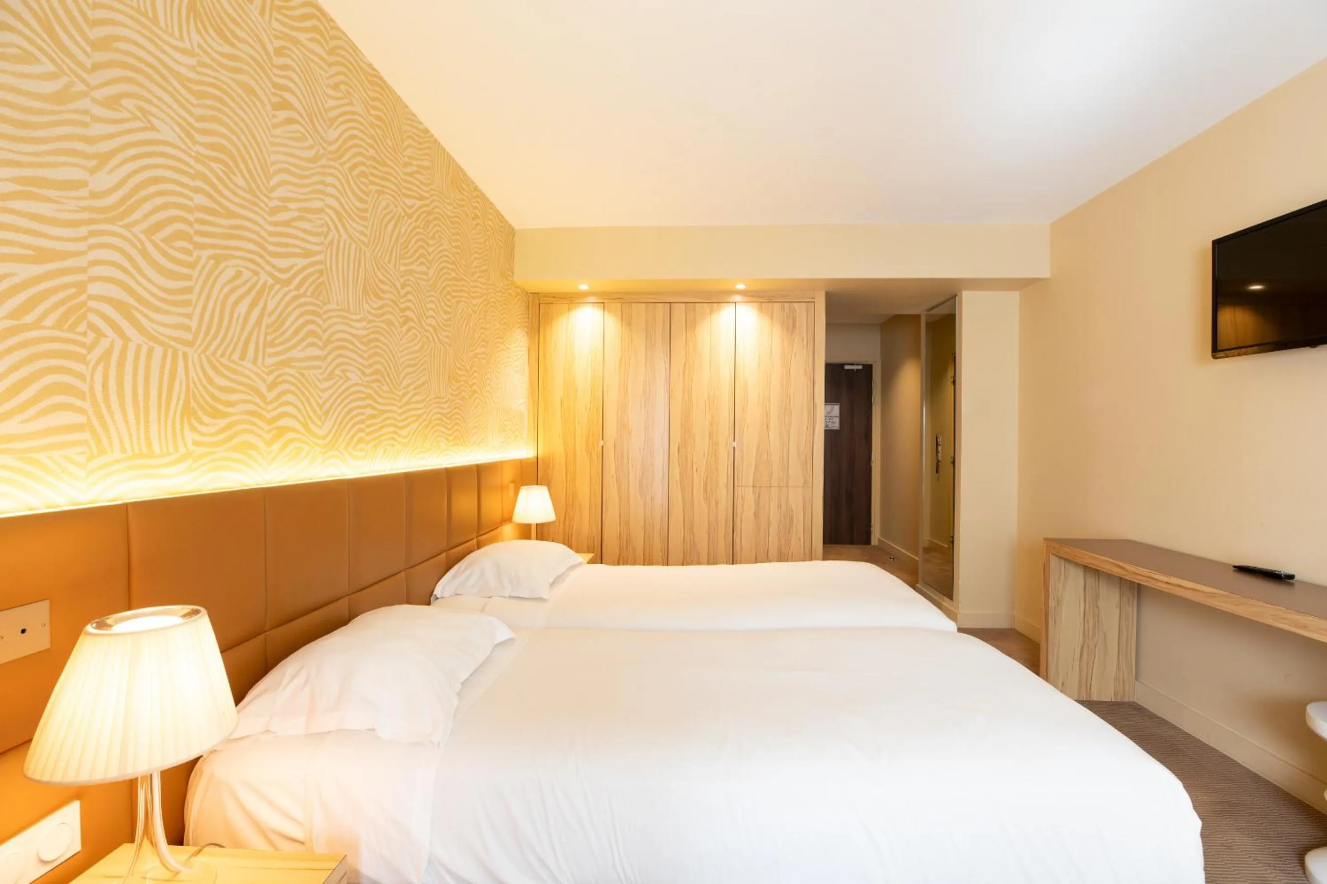 Bed in Golden Tulip Avignon Le Paradou