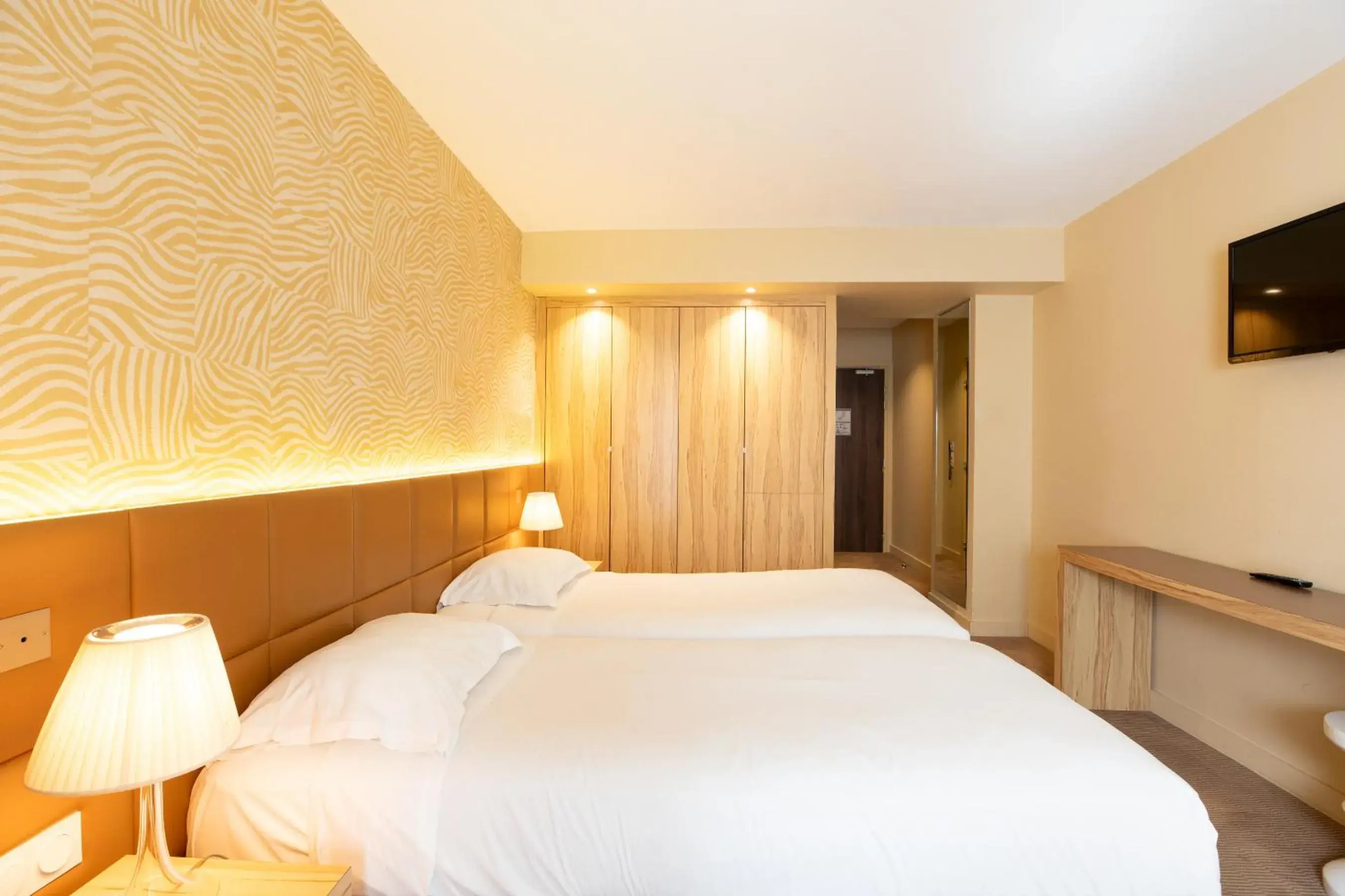 Superior Quadruple Room with One King and Two Single Beds - Private Patio in Golden Tulip Avignon Le Paradou Superior Quadruple Room with One King and Two Single Beds - Private Patio in Golden Tulip Avignon Le Paradou