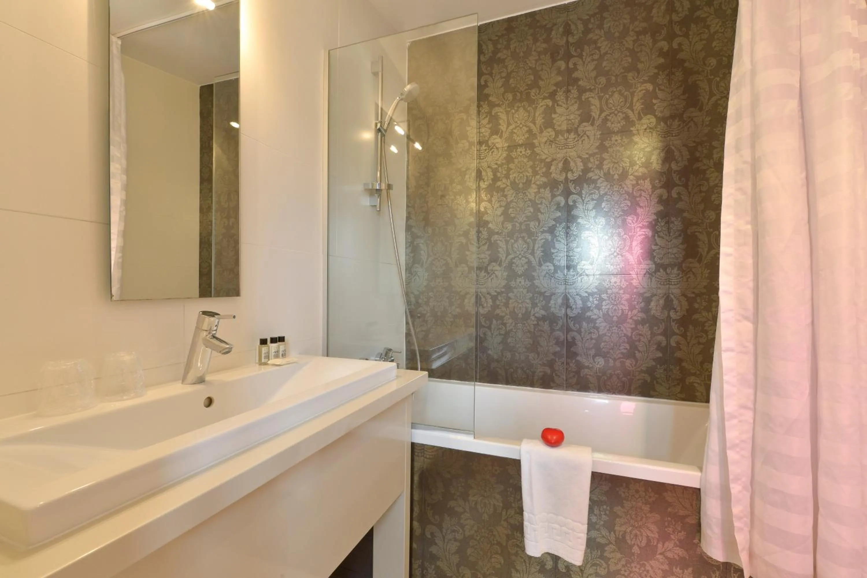 Bathroom in Le Quartier Bercy-Square