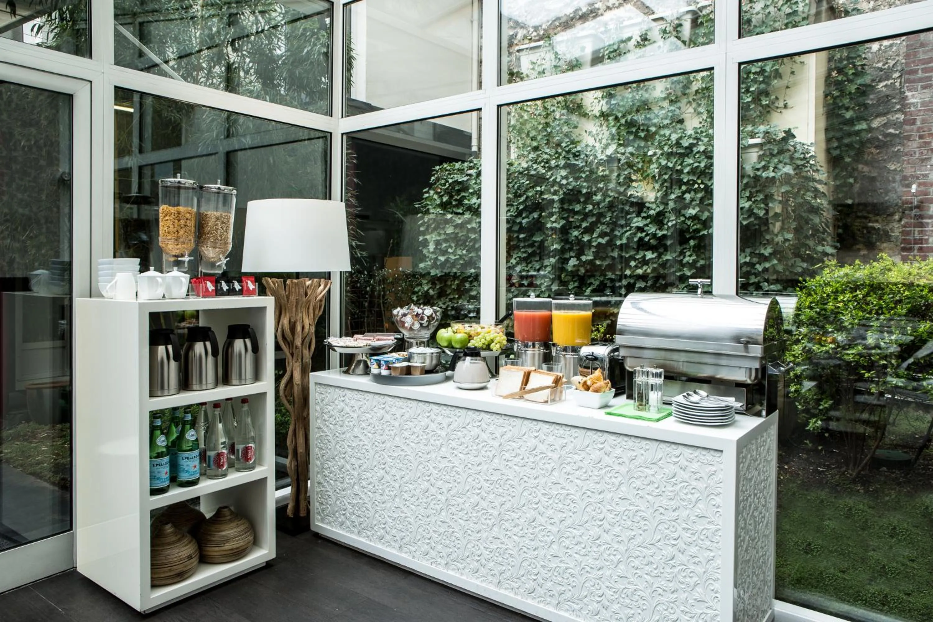 Buffet breakfast in Le Quartier Bercy-Square