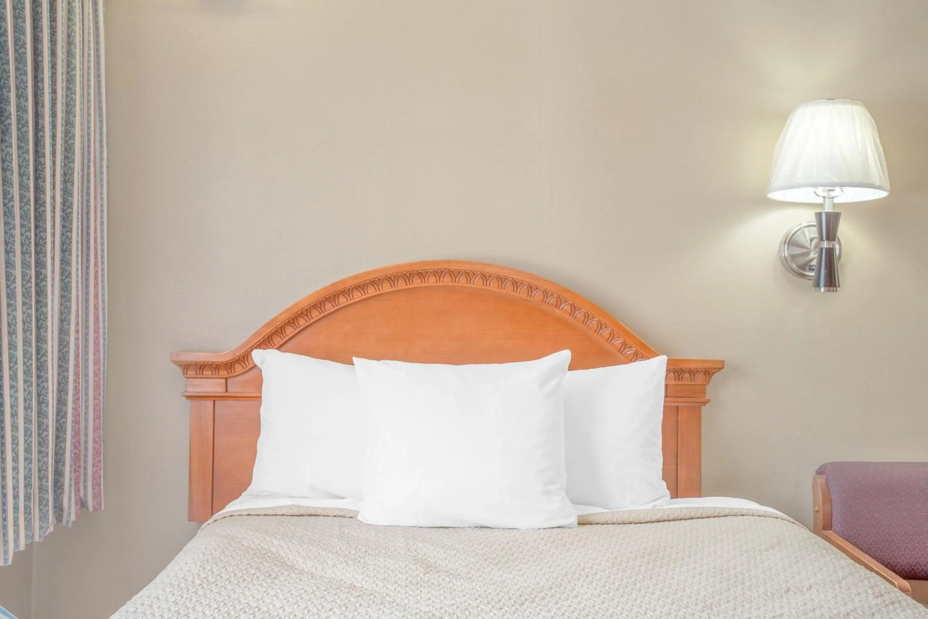 Bedroom, Bed in Days Inn by Wyndham Elko