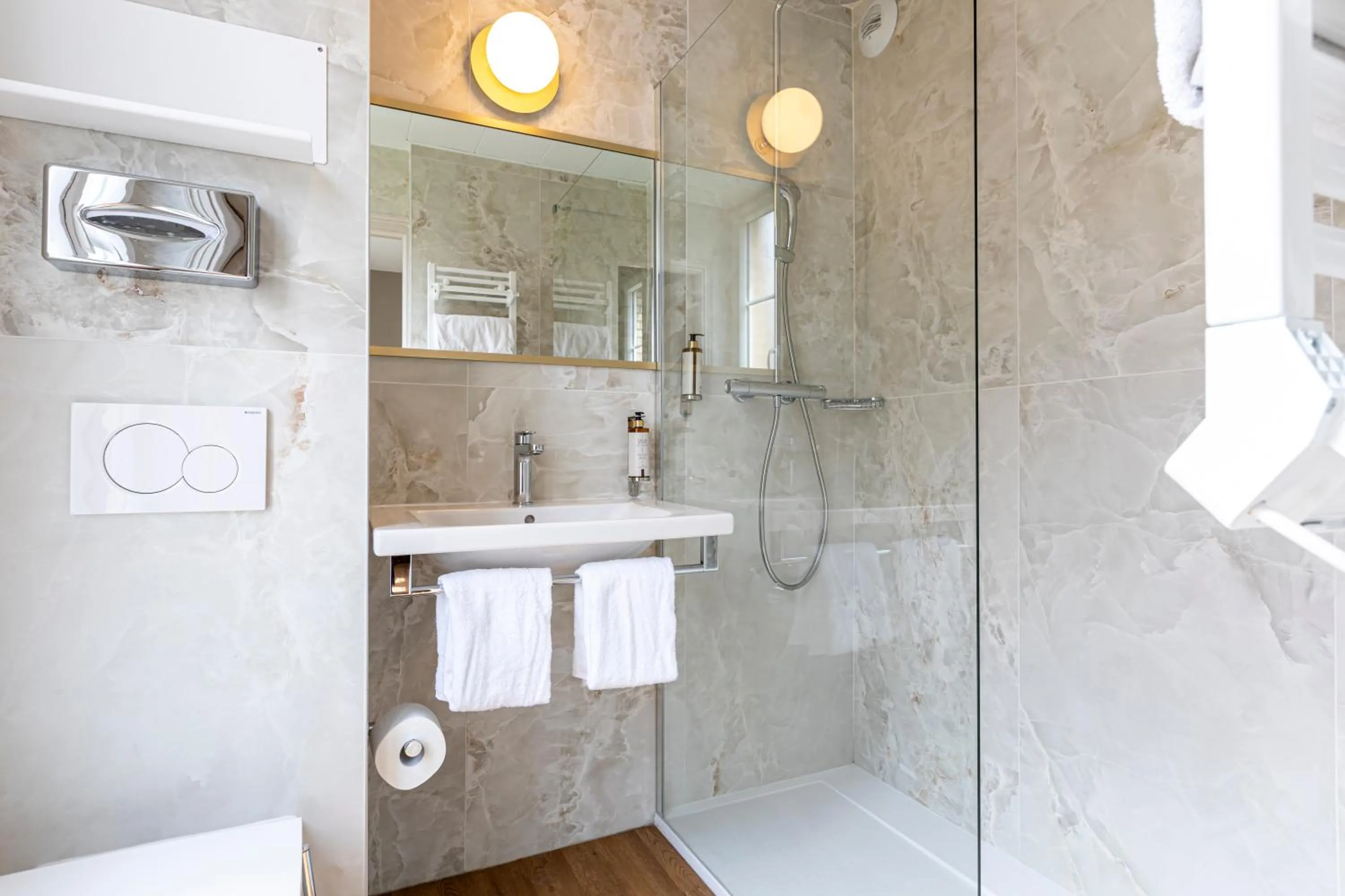 Bathroom in Hôtel Montcalm